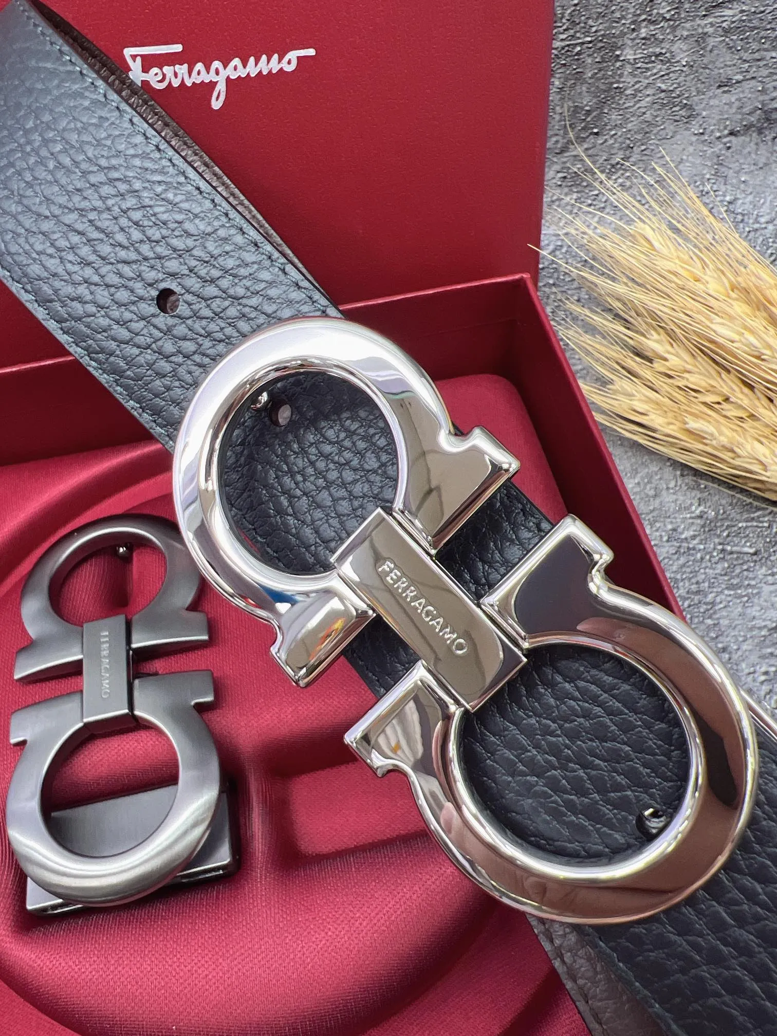 💰560💰Full set of packaging💰 💍Purchasing grade FERRAGAMO⚡️🌹Double-buckle series The same style as the official website for early autumn🎉 Width: 3.5CM Purchasing quality Double buckles can be used with each other Double-sided imported calfskin belt Supports chip scanning The length can be cut by yourself, giving you a counter-like experience 360-degree high-quality metal buckle with no dead ends, worn around the waist to perfectly reflect the quality of life⚡️🌹Gifts and personal use👍