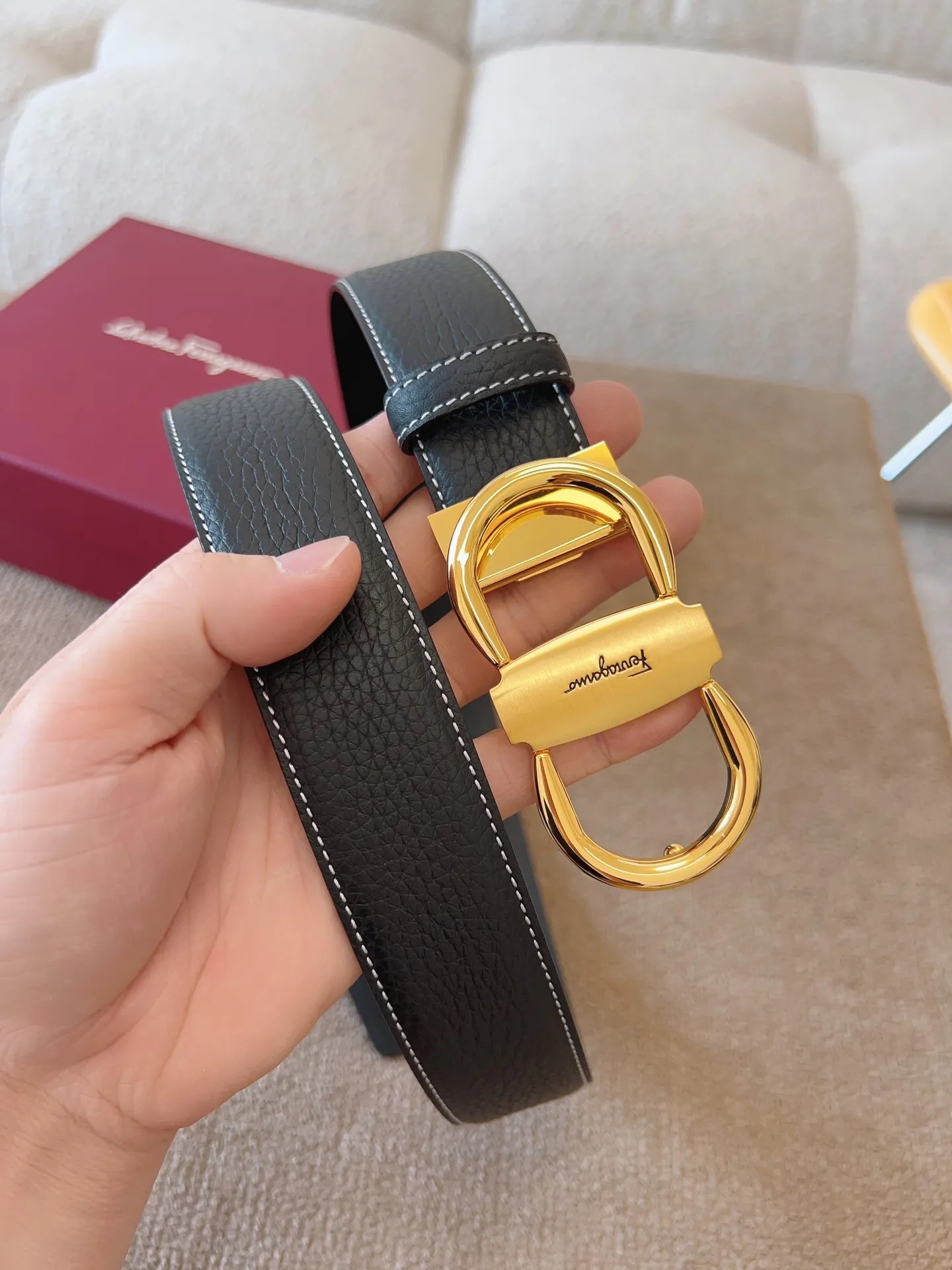 💰480💰Full package💰 💍Purchasing-grade Ferragamo The new Ferragamo belt is made of selected first-layer cowhide, showing a delicate texture; it adopts a double-sided two-color design, which is flexible and versatile and has a cool style, highlighting the trendy style. Different colors appear on both sides, allowing for versatile dressing styles; paired with the trendy Gancio buckle, the brand logo is embellished in the center: adding a finishing touch. The length can be cut and adjusted by yourself, belt width: 35mm