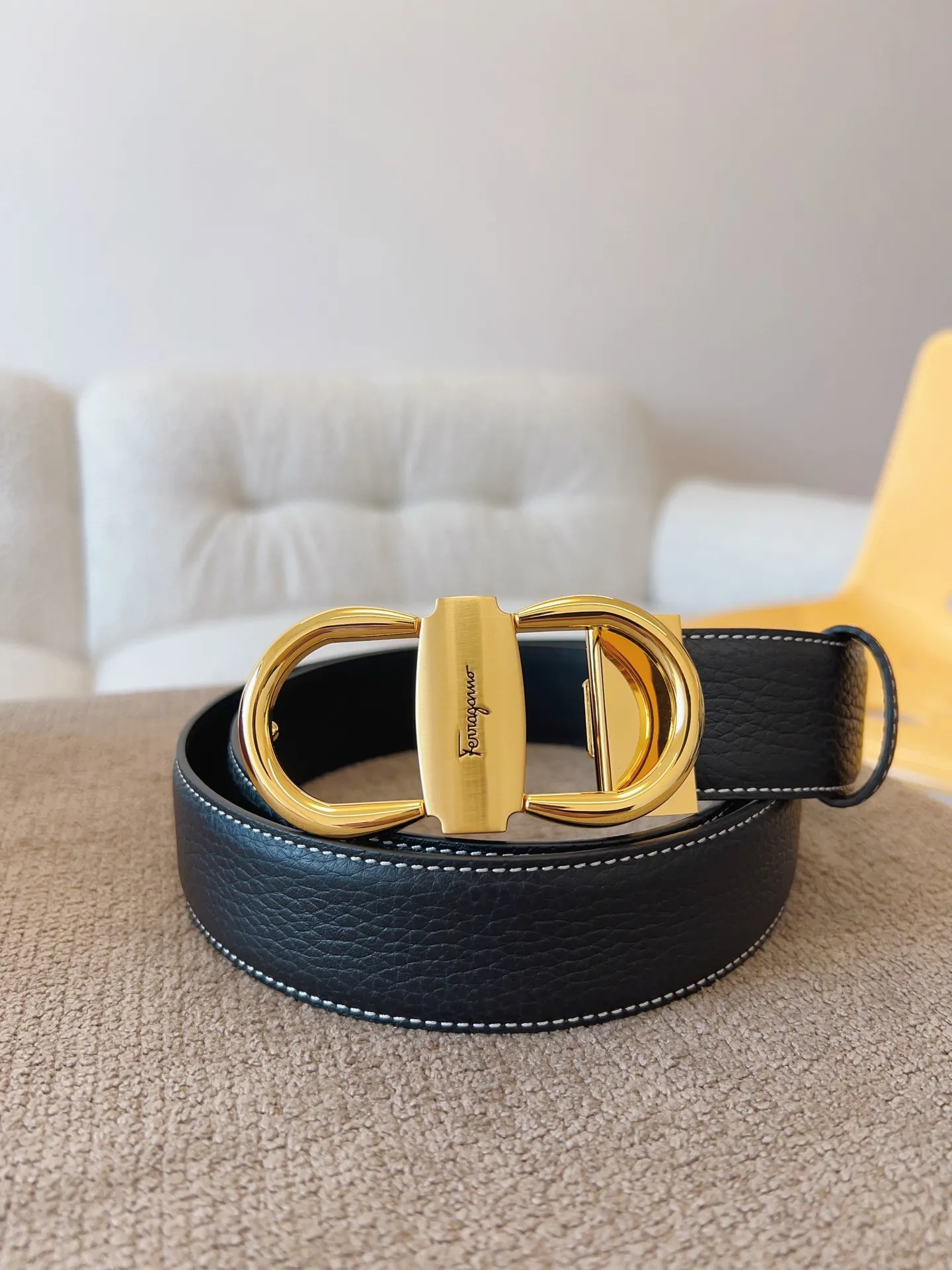 💰480💰Full package💰 💍Purchasing-grade Ferragamo The new Ferragamo belt is made of selected first-layer cowhide, showing a delicate texture; it adopts a double-sided two-color design, which is flexible and versatile and has a cool style, highlighting the trendy style. Different colors appear on both sides, allowing for versatile dressing styles; paired with the trendy Gancio buckle, the brand logo is embellished in the center: adding a finishing touch. The length can be cut and adjusted by yourself, belt width: 35mm