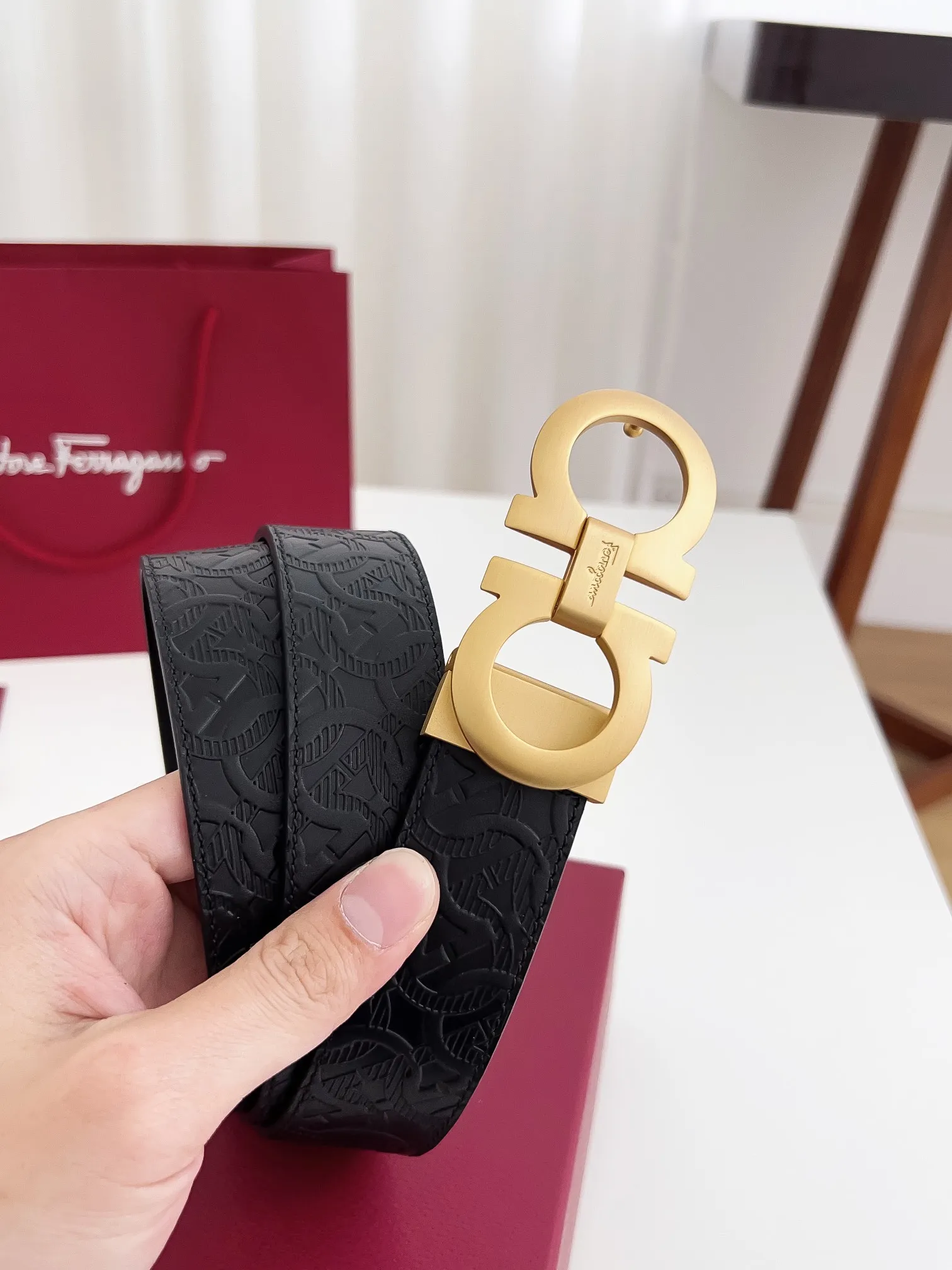 💰440💰Authentic packaging💰 💍Purchase-grade Ferragamo Width 3.5cm Imported first-layer calfskin, double-sided cowhide material, soft and Q-elastic leather. Dürkopp's diagonal stitching is exquisite and durable. Good quality goods. Button head: pure copper buckle (gold, gun color, silver) Size: 100-125cm Packaging: full set of packaging
