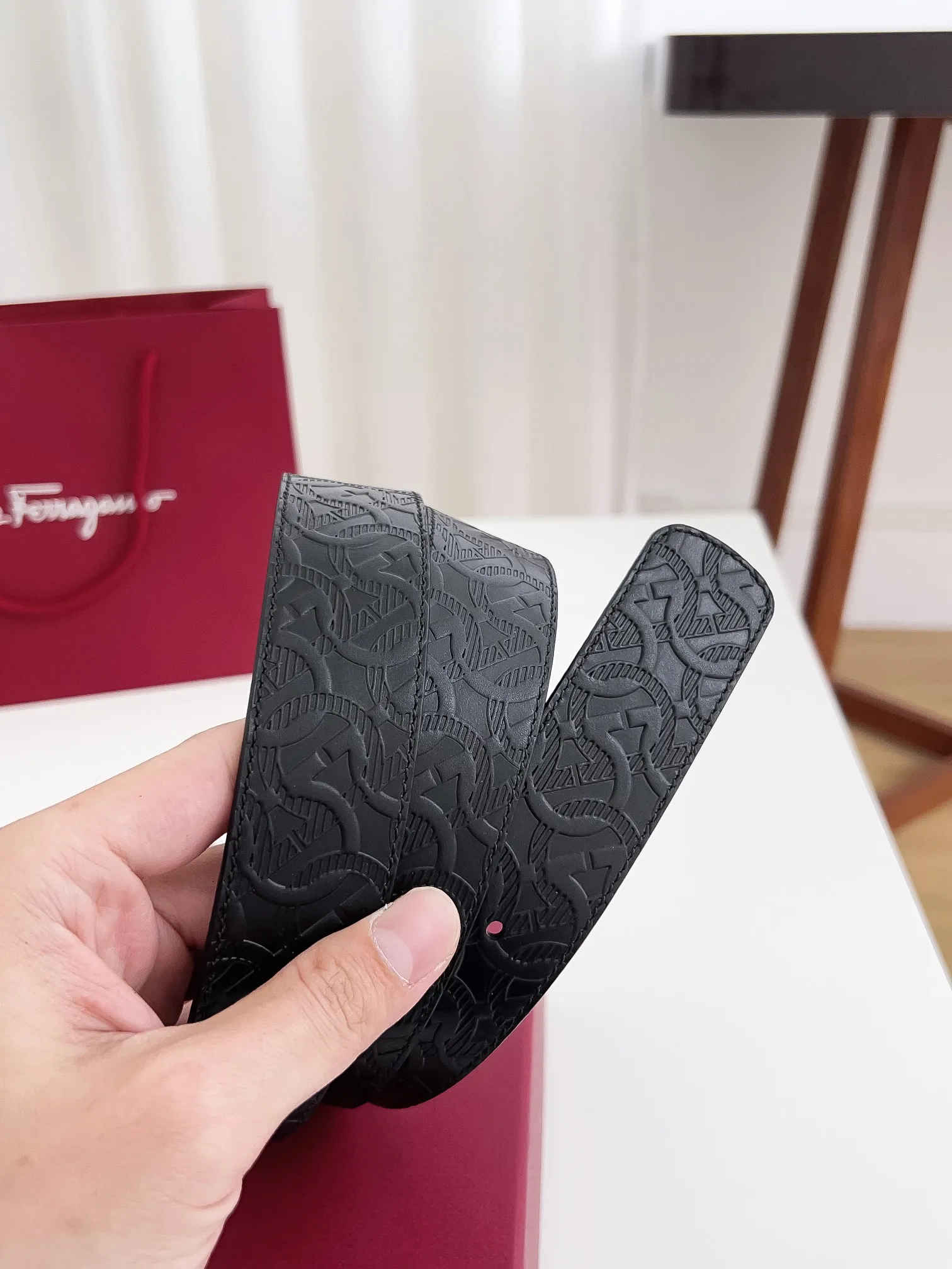 💰440💰Authentic packaging💰 💍Purchase-grade Ferragamo Width 3.5cm Imported first-layer calfskin, double-sided cowhide material, soft and Q-elastic leather. Dürkopp's diagonal stitching is exquisite and durable. Good quality goods. Button head: pure copper buckle (gold, gun color, silver) Size: 100-125cm Packaging: full set of packaging