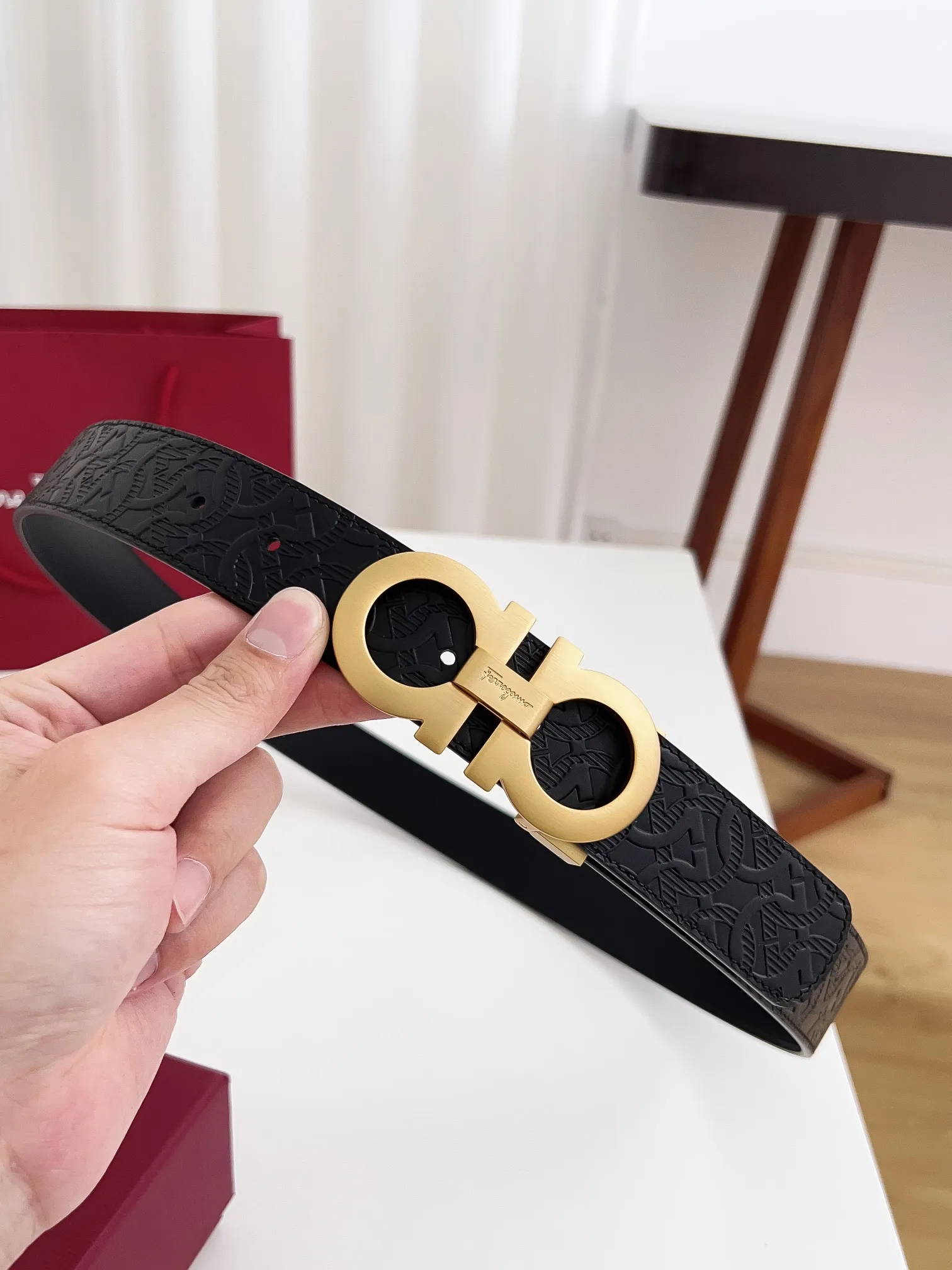 💰440💰Authentic packaging💰 💍Purchase-grade Ferragamo Width 3.5cm Imported first-layer calfskin, double-sided cowhide material, soft and Q-elastic leather. Dürkopp's diagonal stitching is exquisite and durable. Good quality goods. Button head: pure copper buckle (gold, gun color, silver) Size: 100-125cm Packaging: full set of packaging