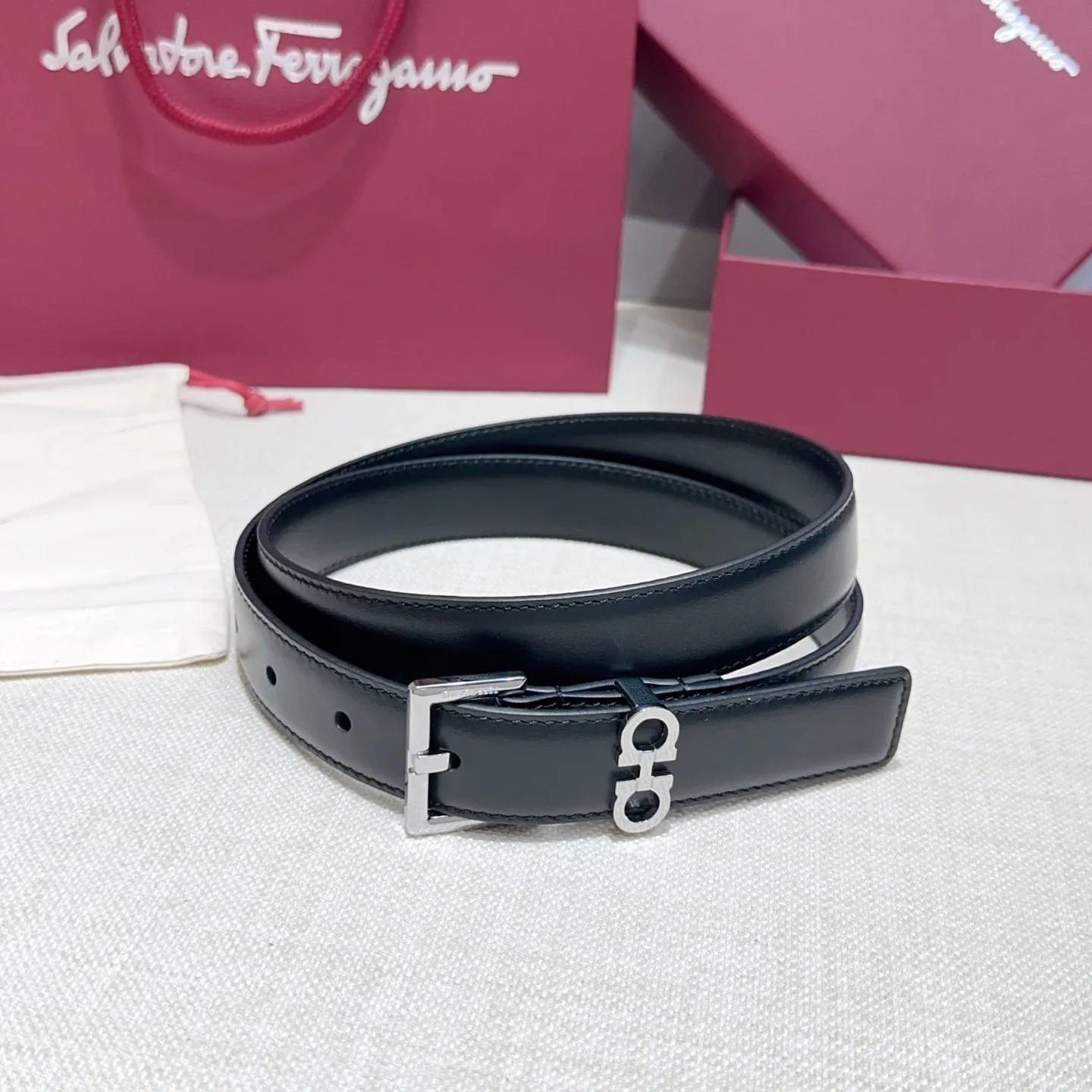 💰460💰Full set of packaging💰 💍Purchase level Ferragamo⚡️🌹Women's belt Width 2.5cm Double-sided first layer imported cowhide Copper five-pin buckle Original mold customization Length 75-105 Euro