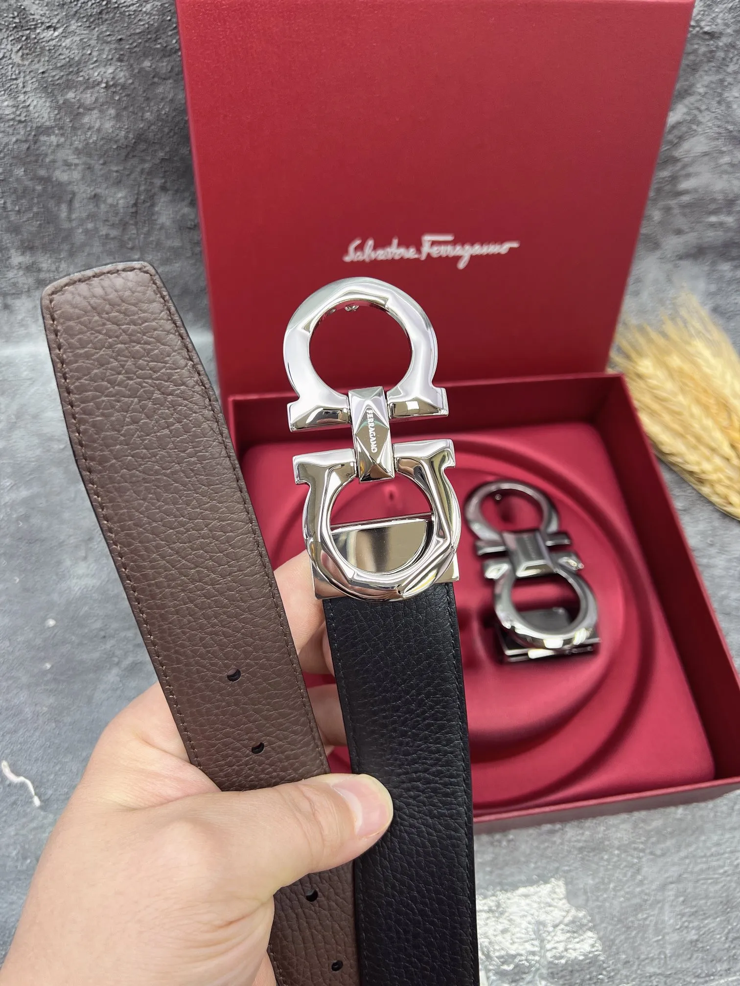 💰560💰Full set of packaging💰 💍Purchasing grade FERRAGAMO⚡️🌹Double-buckle series The same style as the official website for early autumn🎉 Width: 3.5CM Purchasing quality Double buckles can be used with each other Double-sided imported calfskin belt Supports chip scanning The length can be cut by yourself, giving you a counter-like experience 360-degree high-quality metal buckle with no dead ends, worn around the waist to perfectly reflect the quality of life⚡️🌹Gifts and personal use👍