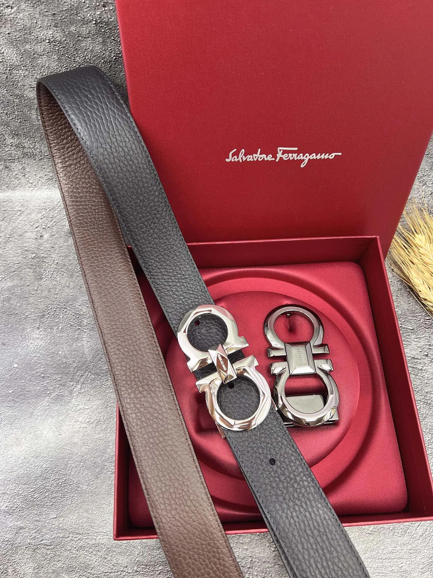 💰560💰Full set of packaging💰 💍Purchasing grade FERRAGAMO⚡️🌹Double-buckle series The same style as the official website for early autumn🎉 Width: 3.5CM Purchasing quality Double buckles can be used with each other Double-sided imported calfskin belt Supports chip scanning The length can be cut by yourself, giving you a counter-like experience 360-degree high-quality metal buckle with no dead ends, worn around the waist to perfectly reflect the quality of life⚡️🌹Gifts and personal use👍