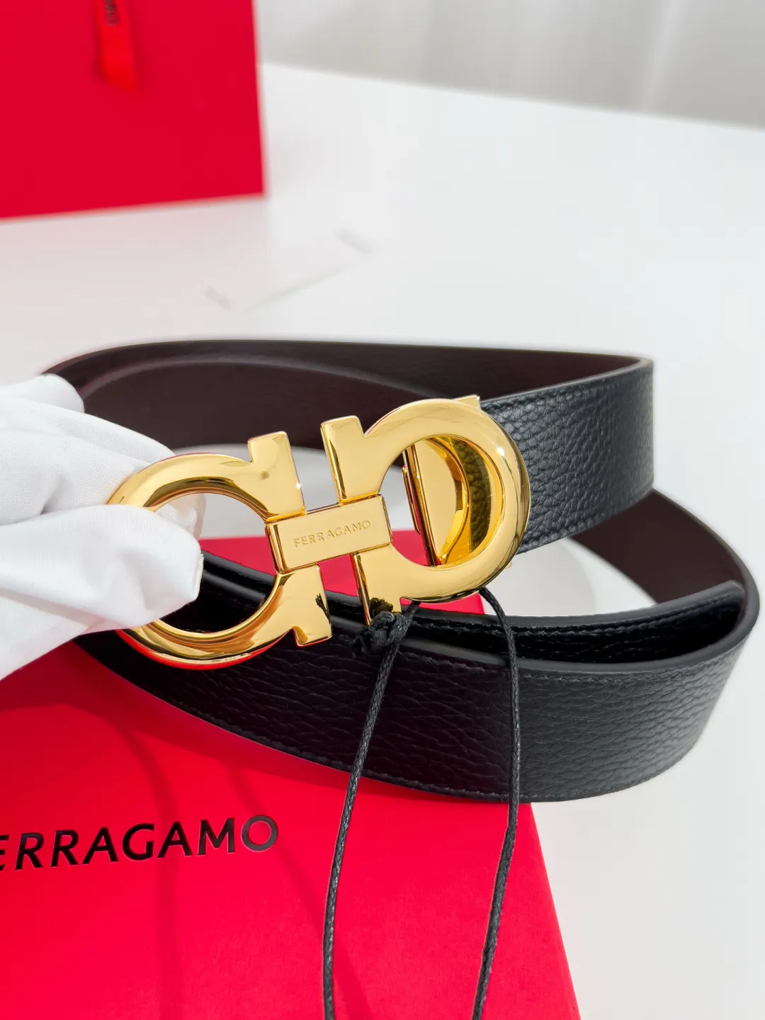💰440💰Full package💰 💍Purchase-grade Ferragamo⚡️🌹Width 3.5cm, imported first-layer calfskin, double-sided cowhide material⚡️🌹The leather is soft and Q-elastic. Dürkopp's diagonal stitching is exquisite and durable. Good quality goods. Button head: pure copper button (gold, gun color, silver)