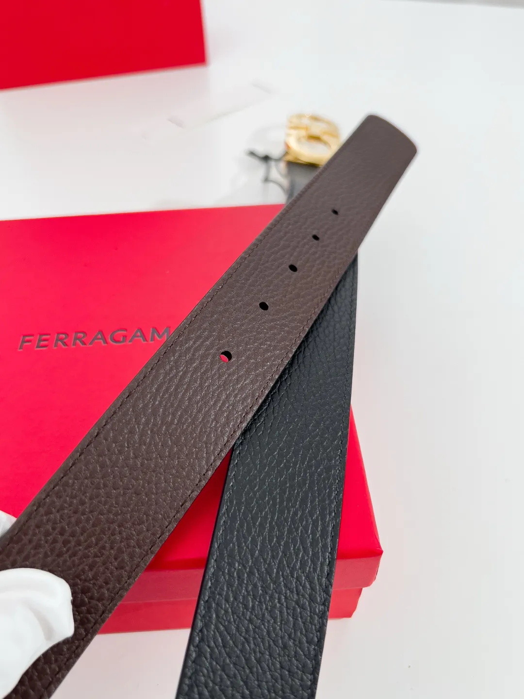 💰440💰Full package💰 💍Purchase-grade Ferragamo⚡️🌹Width 3.5cm, imported first-layer calfskin, double-sided cowhide material⚡️🌹The leather is soft and Q-elastic. Dürkopp's diagonal stitching is exquisite and durable. Good quality goods. Button head: pure copper button (gold, gun color, silver)