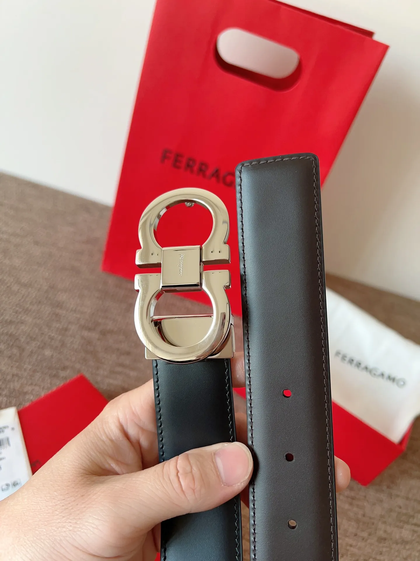 A Ferragamo belt that will never go out of style after several years of use, with original leather, high-quality buckles and brand new packaging. 💰760