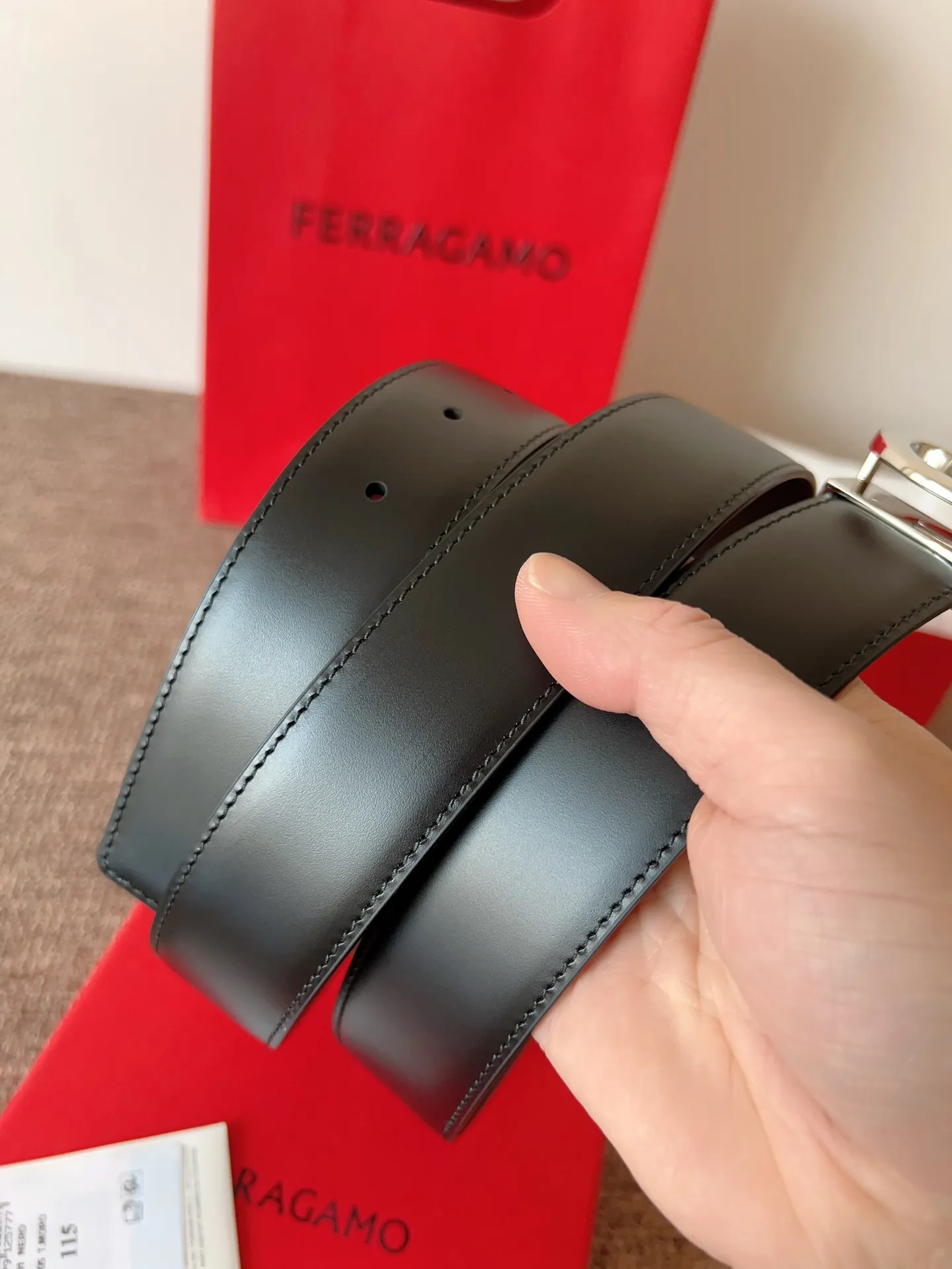 A Ferragamo belt that will never go out of style after several years of use, with original leather, high-quality buckles and brand new packaging. 💰760
