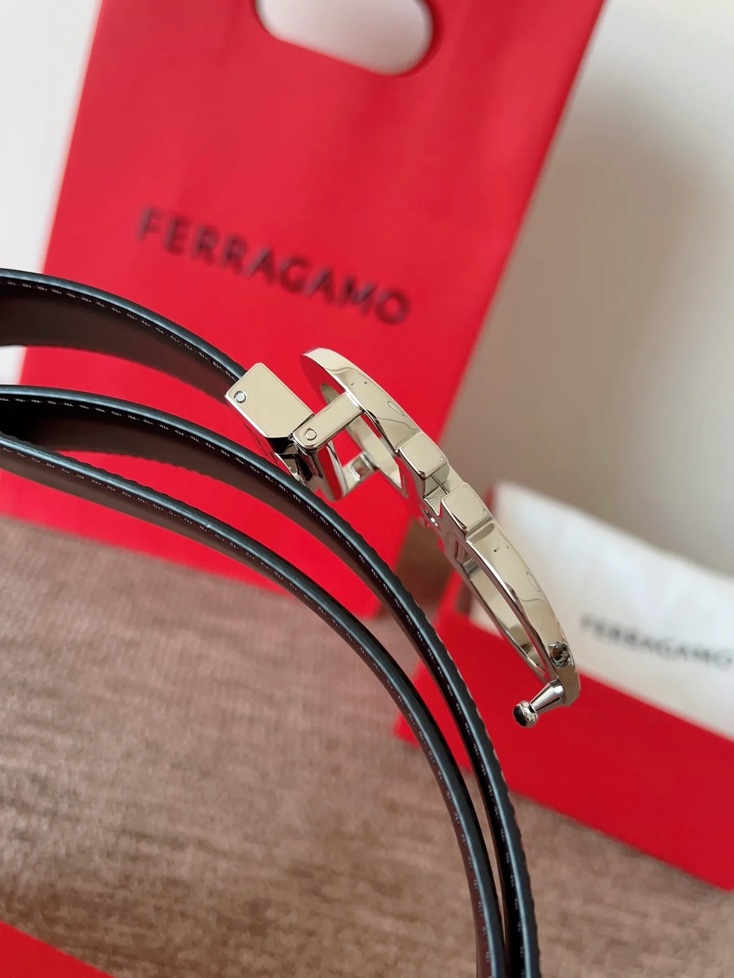 A Ferragamo belt that will never go out of style after several years of use, with original leather, high-quality buckles and brand new packaging. 💰760