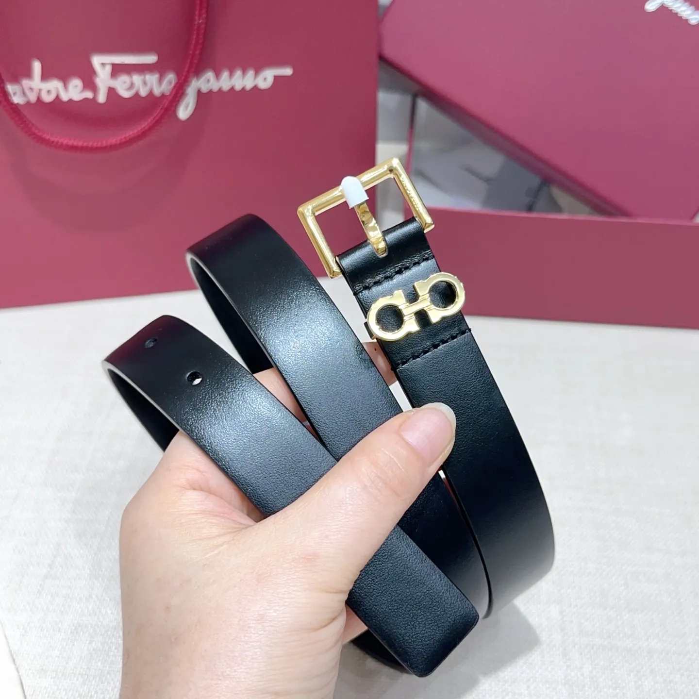 💰460💰Full set of packaging💰 💍Purchase level Ferragamo⚡️🌹Women's belt Width 2.5cm Double-sided first layer imported cowhide Copper five-pin buckle Original mold customization Length 75-105 Euro