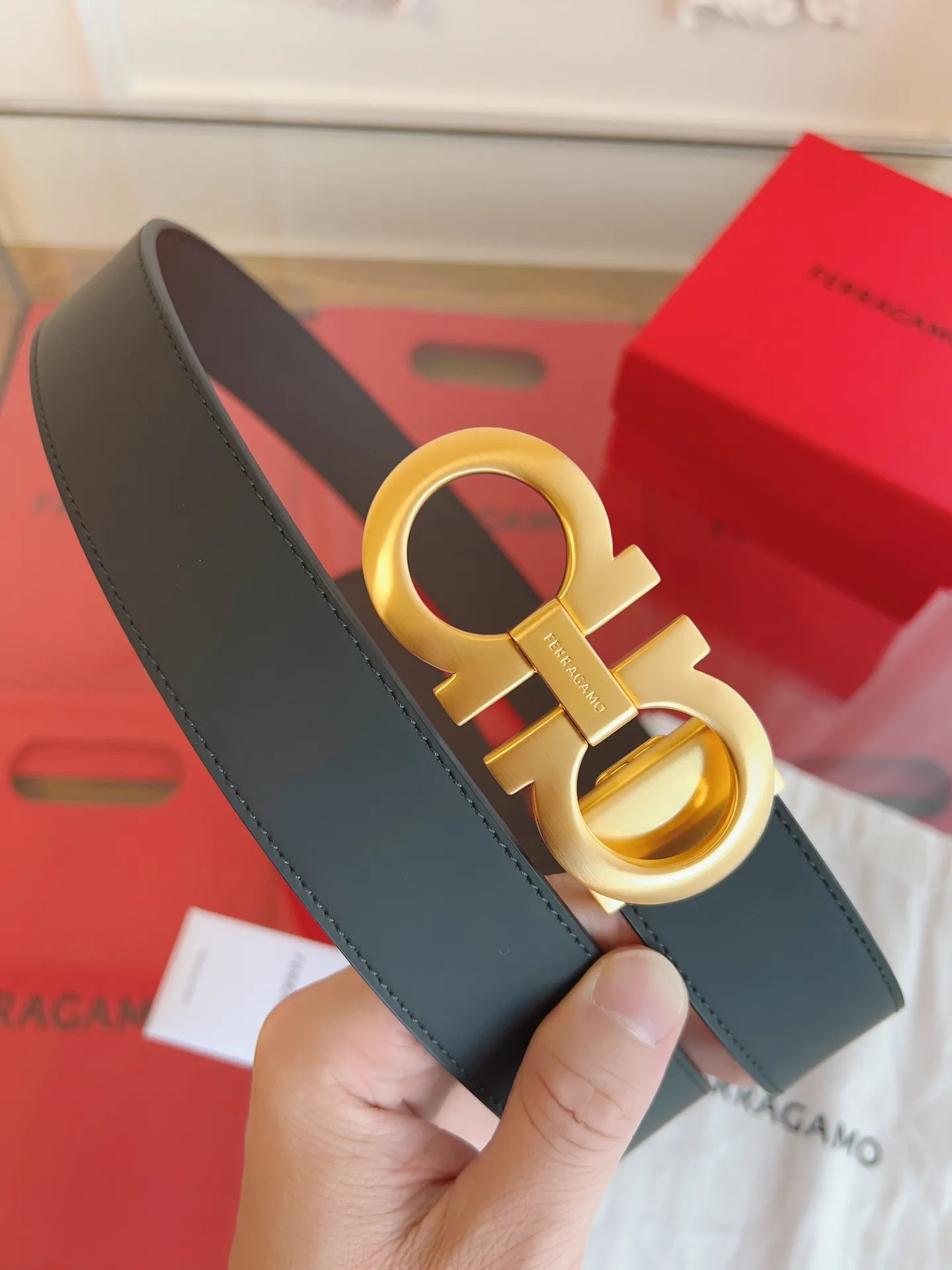 💰440💰Full set of packaging💰 💍Purchase grade Ferragamo 3.5cm original leather. Precision brass hardware upgraded version nfc chip, genuine factory IP plating! Original match