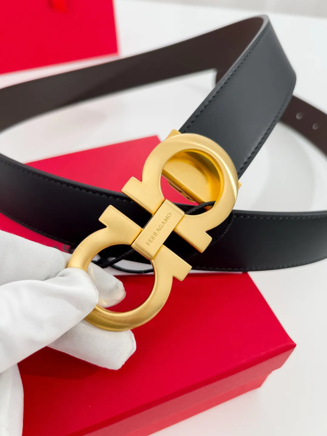💰440💰Full package💰 💍Purchase-grade Ferragamo⚡️🌹Width 3.5cm, imported first-layer calfskin, double-sided cowhide material⚡️🌹The leather is soft and Q-elastic. Dürkopp's diagonal stitching is exquisite and durable. Good quality goods. Button head: pure copper button (gold, gun color, silver)