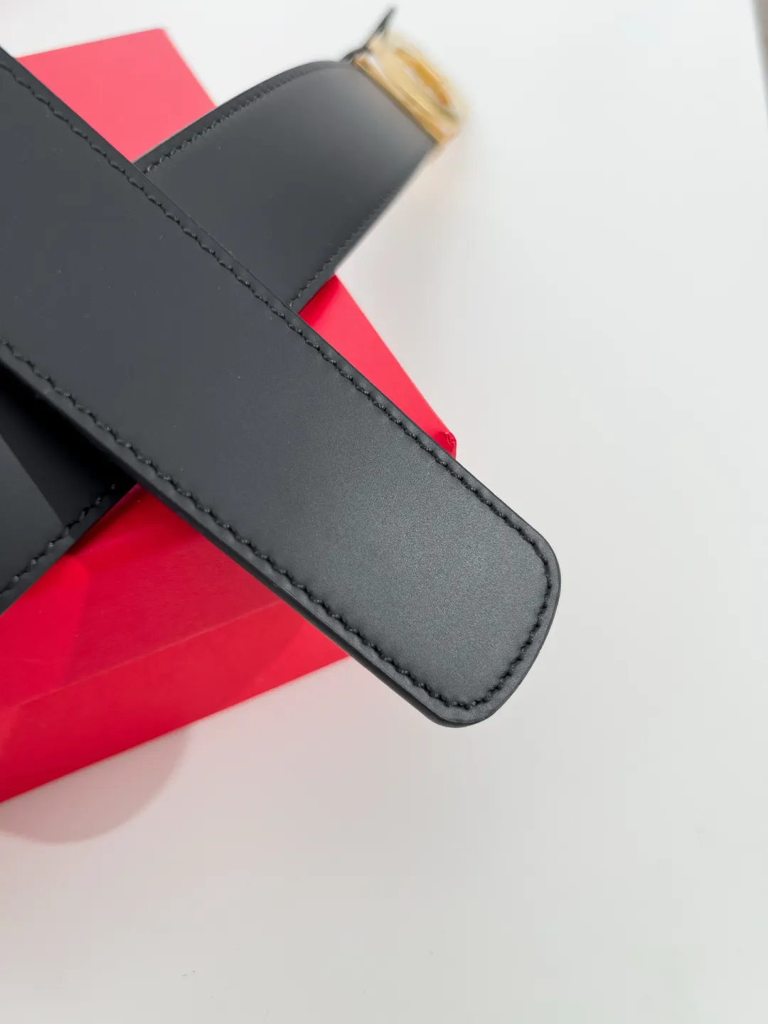 💰440💰Full package💰 💍Purchase-grade Ferragamo⚡️🌹Width 3.5cm, imported first-layer calfskin, double-sided cowhide material⚡️🌹The leather is soft and Q-elastic. Dürkopp's diagonal stitching is exquisite and durable. Good quality goods. Button head: pure copper button (gold, gun color, silver)