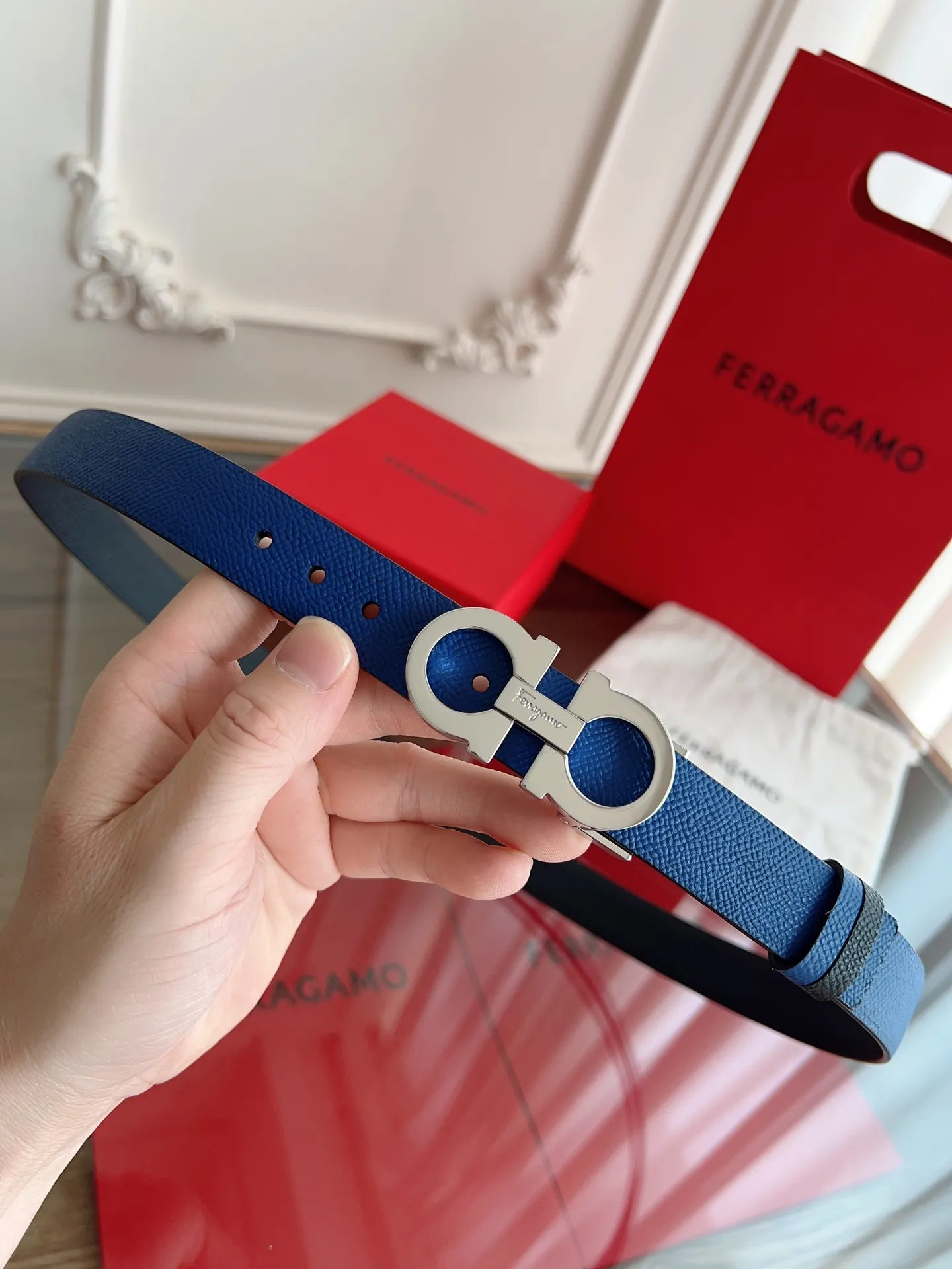 💰440💰Full set of packaging💰 💍Purchasing-grade Ferragamo·High-end quality． Double-sided colors available. The length can be cut by yourself to achieve a slimming effect. Material: The belt is made of imported first-layer cowhide. Exquisite, high-end and classy. Photographed in kind. Width: 2.5cm