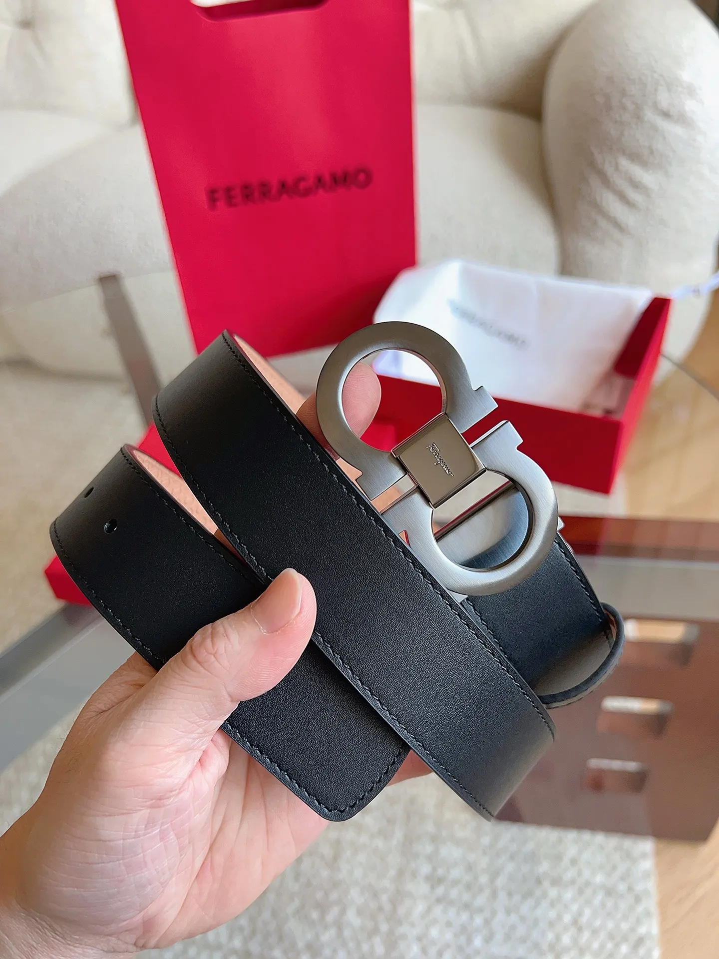 💰460💰Full package💰 💍Purchasing agent Ferragamo (2026 early spring style), the belt is made of first-layer cowhide with special processing, highlighting the natural grain, and using modern and elegant colors to reinterpret men's classic items. The double-sided design complements the Gancini double buckle, creating a flexible and versatile piece. The length is adjustable for a tailor-made fit. Belt width: 3.5cm