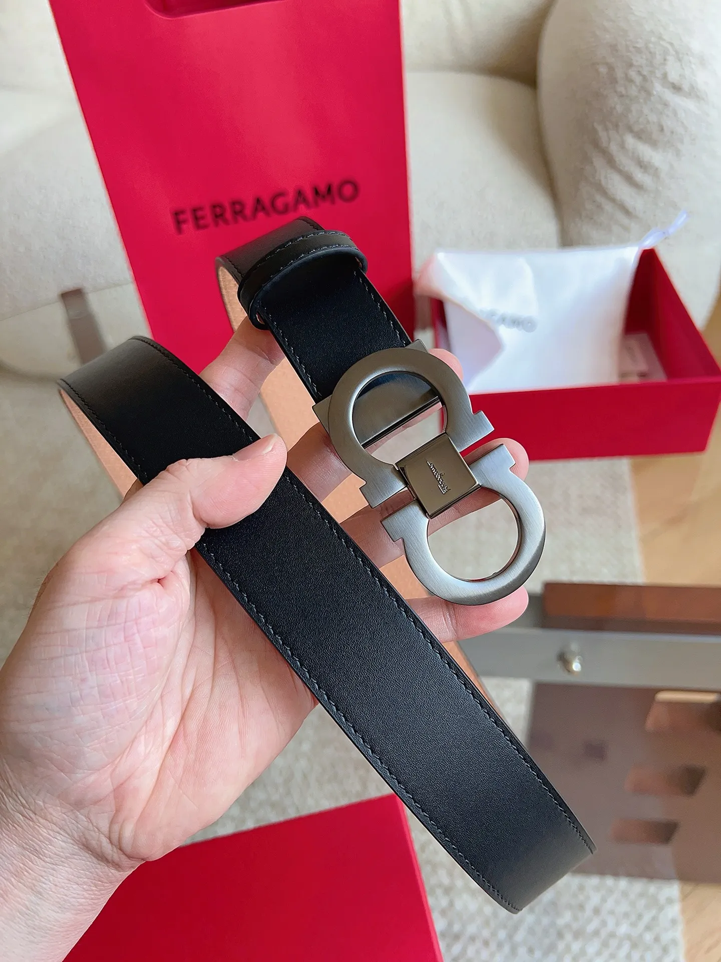 💰460💰Full package💰 💍Purchasing agent Ferragamo (2026 early spring style), the belt is made of first-layer cowhide with special processing, highlighting the natural grain, and using modern and elegant colors to reinterpret men's classic items. The double-sided design complements the Gancini double buckle, creating a flexible and versatile piece. The length is adjustable for a tailor-made fit. Belt width: 3.5cm