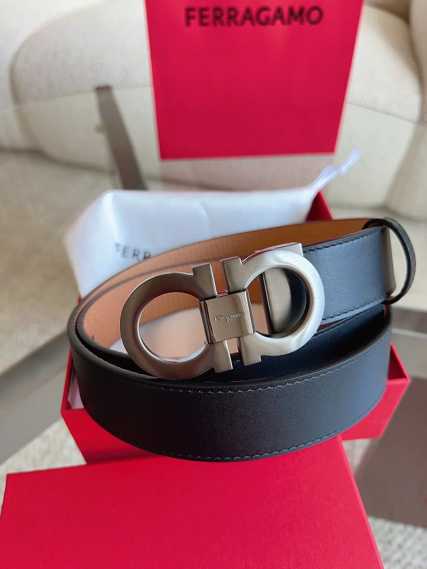 💰460💰Full package💰 💍Purchasing agent Ferragamo (2026 early spring style), the belt is made of first-layer cowhide with special processing, highlighting the natural grain, and using modern and elegant colors to reinterpret men's classic items. The double-sided design complements the Gancini double buckle, creating a flexible and versatile piece. The length is adjustable for a tailor-made fit. Belt width: 3.5cm
