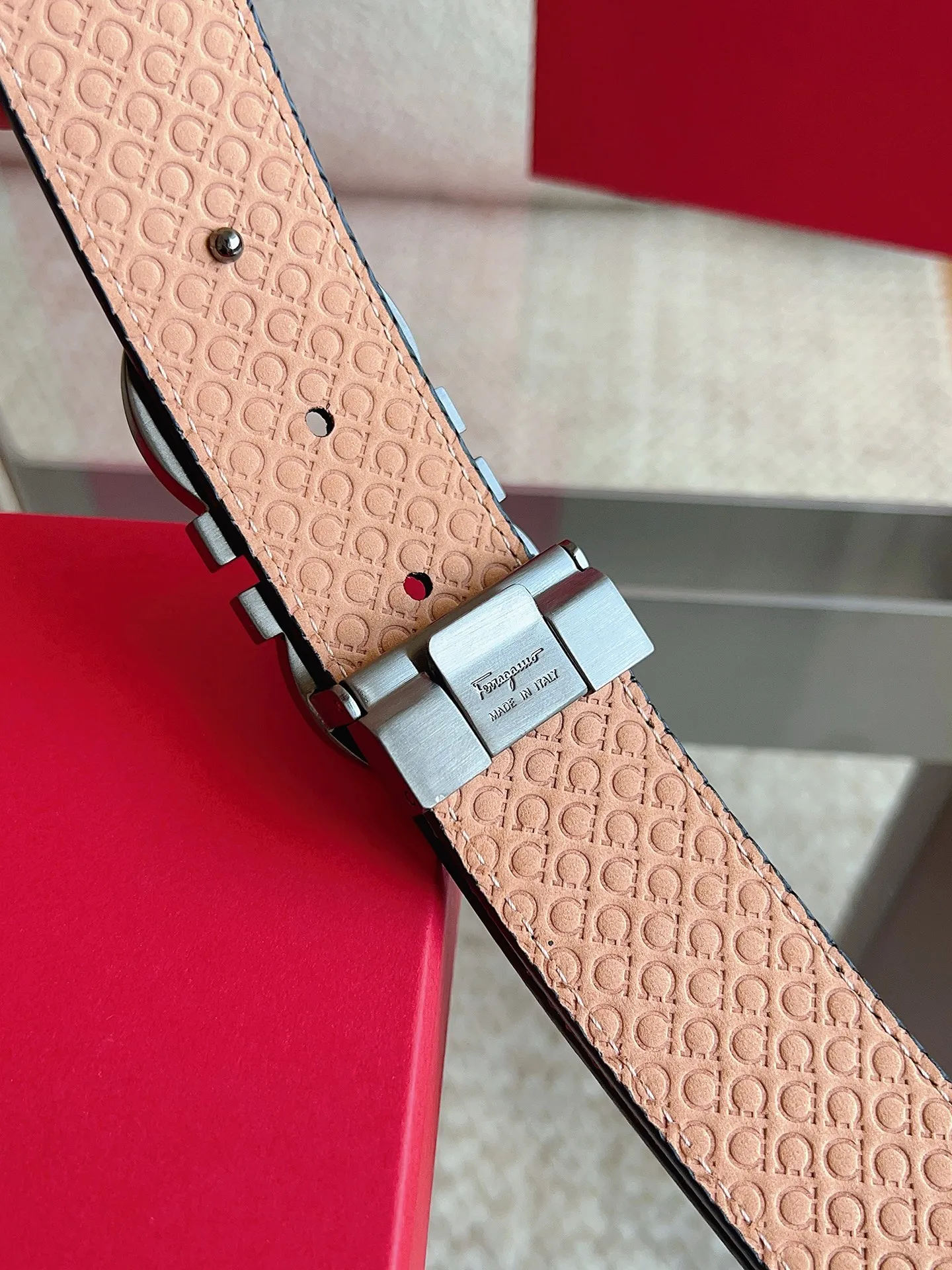 💰460💰Full package💰 💍Purchasing agent Ferragamo (2026 early spring style), the belt is made of first-layer cowhide with special processing, highlighting the natural grain, and using modern and elegant colors to reinterpret men's classic items. The double-sided design complements the Gancini double buckle, creating a flexible and versatile piece. The length is adjustable for a tailor-made fit. Belt width: 3.5cm