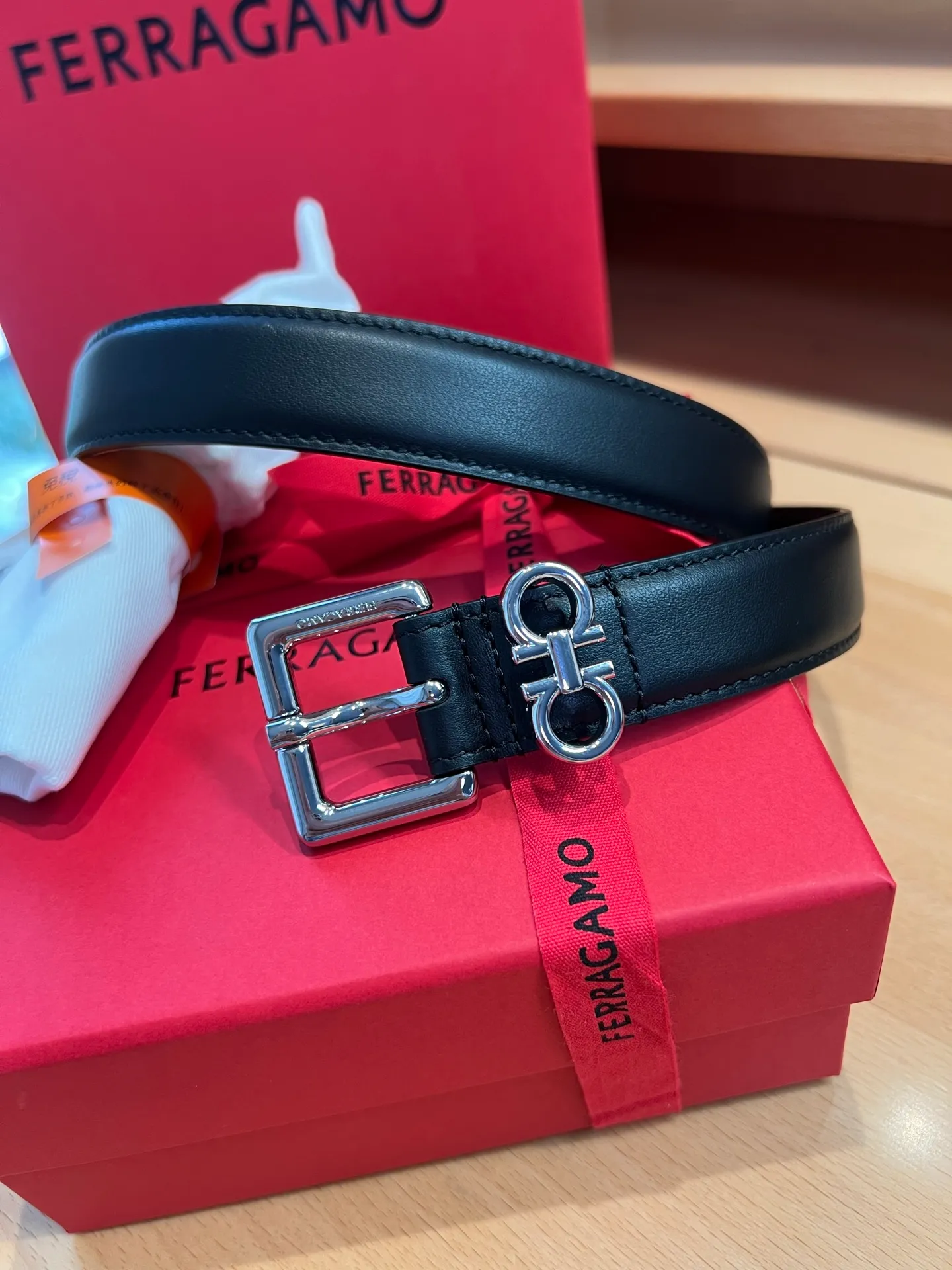 💰520💰Full package💰 💍Purchase level Dreams on the wrist, a new interpretation of female charm - Ferragamo 2.5cm women's pin buckle belt On the fashion stage, women's charm always blooms in the details. Ferragamo's 2.5cm women's pin buckle belt is like a smart work of art, outlining a woman's elegance and personality with delicate brushstrokes, becoming the finishing touch to highlight her fashion attitude.  This belt is made of top-quality materials. The leather is soft and skin-friendly, and the texture is natural and delicate. Every touch is like an intimate dialogue with nature. After special processing, the leather is tough and durable without losing its soft texture. It can not only withstand the test of daily wear, but also gently fit women's waistline, bringing unparalleled comfort experience.  The exquisite width of 2.5cm reflects Ferragamo’s profound insight into women’s fashion aesthetics. It cleverly walks the line between sophistication and grandeur, without being too ostentatious, yet accurately attracting attention. Whether it is paired with a simple and capable workplace suit to highlight a woman's independent confidence and professional temperament; or combined with a romantic and soft dress to emphasize the graceful body curves and interpret a gentle and romantic style, it can be perfectly controlled and inject unique charm into the overall look.  The pin buckle design is the soul of this belt. The metal pin buckle has been carefully polished and shines with a charming luster, with smooth lines and rich texture. The simple yet exquisite shape not only shows the modern and fashionable simple style, but also contains the profound brand heritage of Ferragamo. When buckled, the crisp sound is like a fashionable movement, and every use is a pleasant experience. Moreover, the solid design of the pin buckle ensures the stability of the belt during wearing, so that you don't have to worry about the embarrassment of slipping, and can enjoy the confidence and calmness brought by fashion.  Ferragamo, a fashion brand with a long history, has always been committed to creating fashion items for women that combine quality and design. This 2.5cm women's pin buckle belt is not only a symbol of fashion, but also a reflection of the brand's persistent pursuit of excellent quality and innovative design. It carries the cultural connotation of the brand and has become an important carrier for women to show themselves and express their personality.  When you tie the Ferragamo 2.5cm women's pin buckle belt around your waist, at that moment it is more than just a belt, it is an extension of your personality and style. It witnesses your hard work and achievements in the workplace and accompanies you to enjoy every beautiful moment in life. It allows you to exude unique charm in every gesture, and can become the center of attention whether on the bustling urban streets or in elegant social occasions.  Choosing Ferragamo's 2.5cm women's pin buckle belt means choosing an exquisite attitude towards life and the ultimate pursuit of fashion. It will add brilliant colors to your fashion journey with its unique charm and become an eternal classic in your wardrobe.
