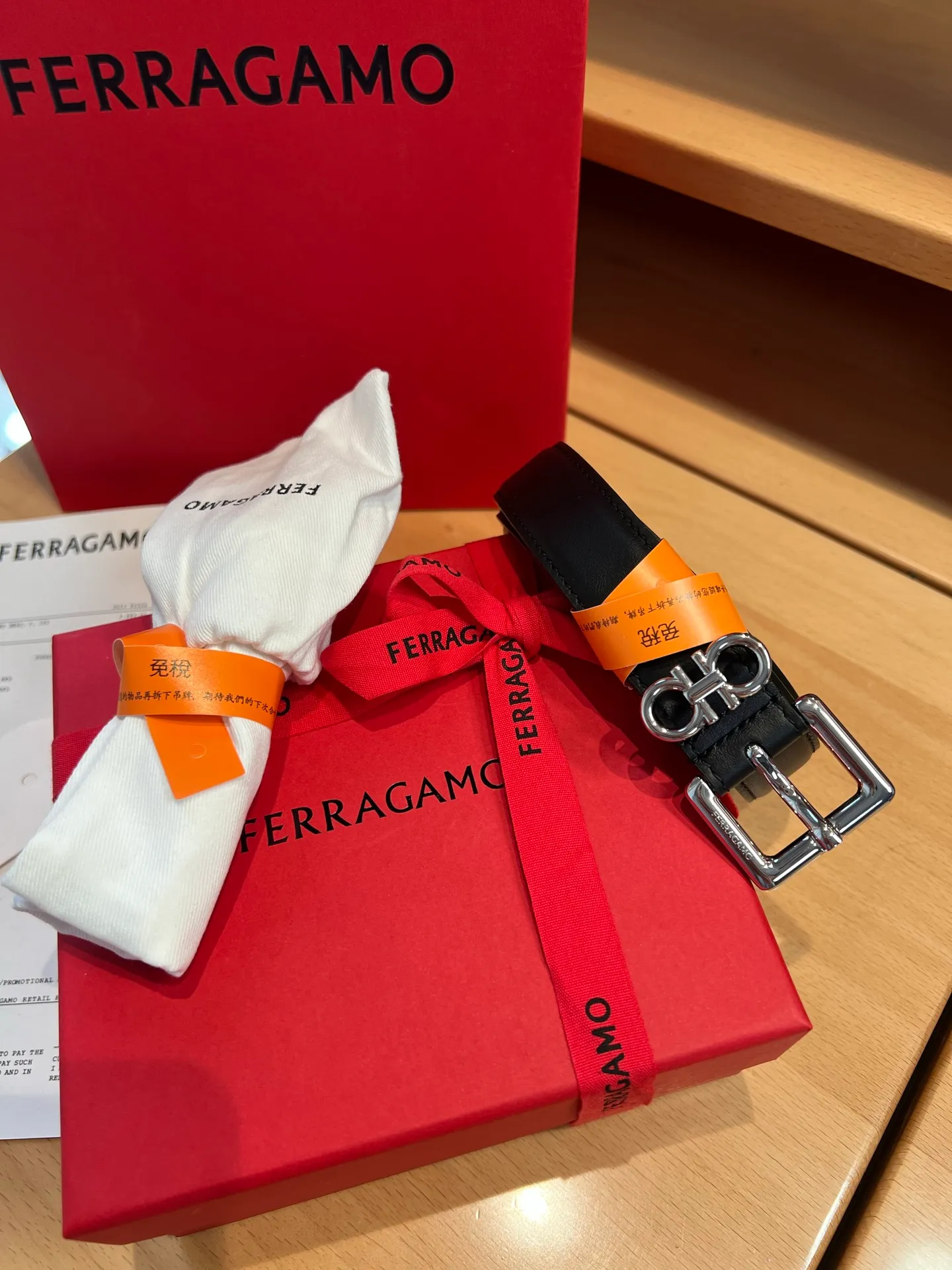 💰520💰Full package💰 💍Purchase level Dreams on the wrist, a new interpretation of female charm - Ferragamo 2.5cm women's pin buckle belt On the fashion stage, women's charm always blooms in the details. Ferragamo's 2.5cm women's pin buckle belt is like a smart work of art, outlining a woman's elegance and personality with delicate brushstrokes, becoming the finishing touch to highlight her fashion attitude.  This belt is made of top-quality materials. The leather is soft and skin-friendly, and the texture is natural and delicate. Every touch is like an intimate dialogue with nature. After special processing, the leather is tough and durable without losing its soft texture. It can not only withstand the test of daily wear, but also gently fit women's waistline, bringing unparalleled comfort experience.  The exquisite width of 2.5cm reflects Ferragamo’s profound insight into women’s fashion aesthetics. It cleverly walks the line between sophistication and grandeur, without being too ostentatious, yet accurately attracting attention. Whether it is paired with a simple and capable workplace suit to highlight a woman's independent confidence and professional temperament; or combined with a romantic and soft dress to emphasize the graceful body curves and interpret a gentle and romantic style, it can be perfectly controlled and inject unique charm into the overall look.  The pin buckle design is the soul of this belt. The metal pin buckle has been carefully polished and shines with a charming luster, with smooth lines and rich texture. The simple yet exquisite shape not only shows the modern and fashionable simple style, but also contains the profound brand heritage of Ferragamo. When buckled, the crisp sound is like a fashionable movement, and every use is a pleasant experience. Moreover, the solid design of the pin buckle ensures the stability of the belt during wearing, so that you don't have to worry about the embarrassment of slipping, and can enjoy the confidence and calmness brought by fashion.  Ferragamo, a fashion brand with a long history, has always been committed to creating fashion items for women that combine quality and design. This 2.5cm women's pin buckle belt is not only a symbol of fashion, but also a reflection of the brand's persistent pursuit of excellent quality and innovative design. It carries the cultural connotation of the brand and has become an important carrier for women to show themselves and express their personality.  When you tie the Ferragamo 2.5cm women's pin buckle belt around your waist, at that moment it is more than just a belt, it is an extension of your personality and style. It witnesses your hard work and achievements in the workplace and accompanies you to enjoy every beautiful moment in life. It allows you to exude unique charm in every gesture, and can become the center of attention whether on the bustling urban streets or in elegant social occasions.  Choosing Ferragamo's 2.5cm women's pin buckle belt means choosing an exquisite attitude towards life and the ultimate pursuit of fashion. It will add brilliant colors to your fashion journey with its unique charm and become an eternal classic in your wardrobe.