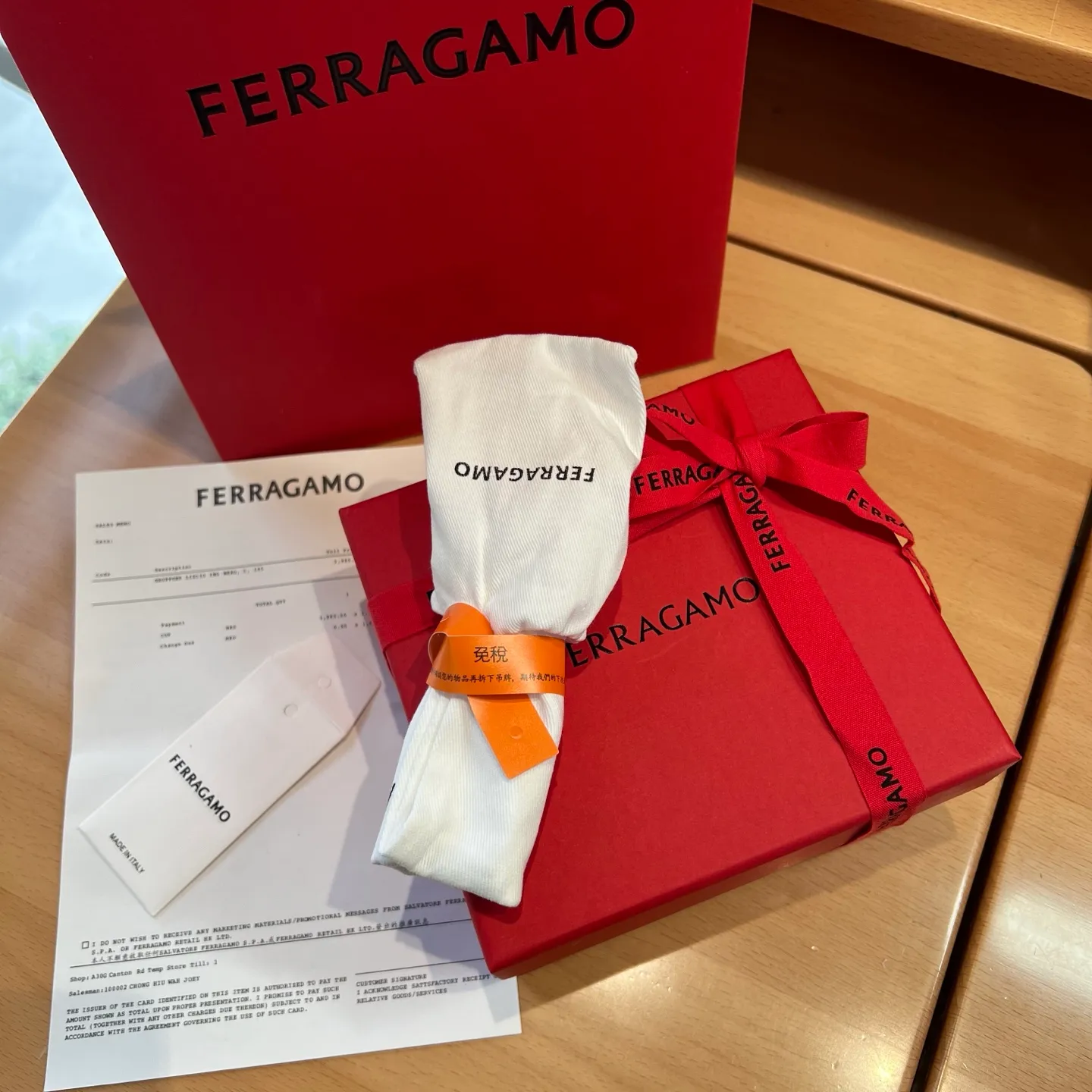 💰520💰Full package💰 💍Purchase level Dreams on the wrist, a new interpretation of female charm - Ferragamo 2.5cm women's pin buckle belt On the fashion stage, women's charm always blooms in the details. Ferragamo's 2.5cm women's pin buckle belt is like a smart work of art, outlining a woman's elegance and personality with delicate brushstrokes, becoming the finishing touch to highlight her fashion attitude.  This belt is made of top-quality materials. The leather is soft and skin-friendly, and the texture is natural and delicate. Every touch is like an intimate dialogue with nature. After special processing, the leather is tough and durable without losing its soft texture. It can not only withstand the test of daily wear, but also gently fit women's waistline, bringing unparalleled comfort experience.  The exquisite width of 2.5cm reflects Ferragamo’s profound insight into women’s fashion aesthetics. It cleverly walks the line between sophistication and grandeur, without being too ostentatious, yet accurately attracting attention. Whether it is paired with a simple and capable workplace suit to highlight a woman's independent confidence and professional temperament; or combined with a romantic and soft dress to emphasize the graceful body curves and interpret a gentle and romantic style, it can be perfectly controlled and inject unique charm into the overall look.  The pin buckle design is the soul of this belt. The metal pin buckle has been carefully polished and shines with a charming luster, with smooth lines and rich texture. The simple yet exquisite shape not only shows the modern and fashionable simple style, but also contains the profound brand heritage of Ferragamo. When buckled, the crisp sound is like a fashionable movement, and every use is a pleasant experience. Moreover, the solid design of the pin buckle ensures the stability of the belt during wearing, so that you don't have to worry about the embarrassment of slipping, and can enjoy the confidence and calmness brought by fashion.  Ferragamo, a fashion brand with a long history, has always been committed to creating fashion items for women that combine quality and design. This 2.5cm women's pin buckle belt is not only a symbol of fashion, but also a reflection of the brand's persistent pursuit of excellent quality and innovative design. It carries the cultural connotation of the brand and has become an important carrier for women to show themselves and express their personality.  When you tie the Ferragamo 2.5cm women's pin buckle belt around your waist, at that moment it is more than just a belt, it is an extension of your personality and style. It witnesses your hard work and achievements in the workplace and accompanies you to enjoy every beautiful moment in life. It allows you to exude unique charm in every gesture, and can become the center of attention whether on the bustling urban streets or in elegant social occasions.  Choosing Ferragamo's 2.5cm women's pin buckle belt means choosing an exquisite attitude towards life and the ultimate pursuit of fashion. It will add brilliant colors to your fashion journey with its unique charm and become an eternal classic in your wardrobe.