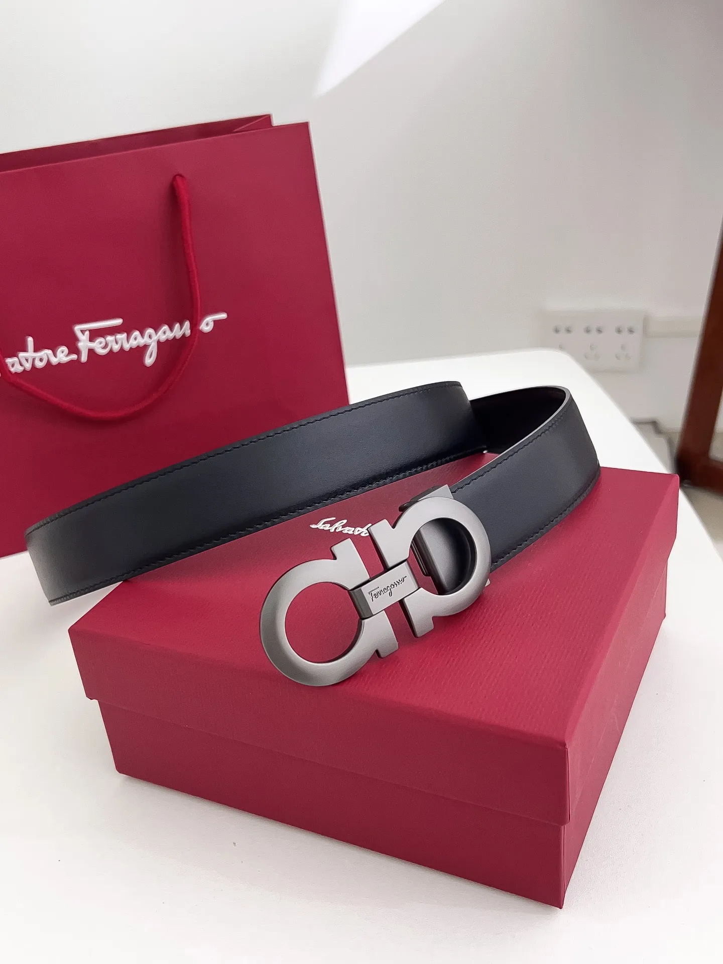 💰440💰Full package💰 💍Purchasing-grade Ferragamo Width 3.5cm Imported first-layer calfskin, double-sided cowhide material, soft and Q-elastic leather. Dürkopp's diagonal stitching is exquisite and durable. Good quality goods. Button head: pure copper buckle (gold, gun color, silver) Size: 100-125cm Packaging: full set of packaging
