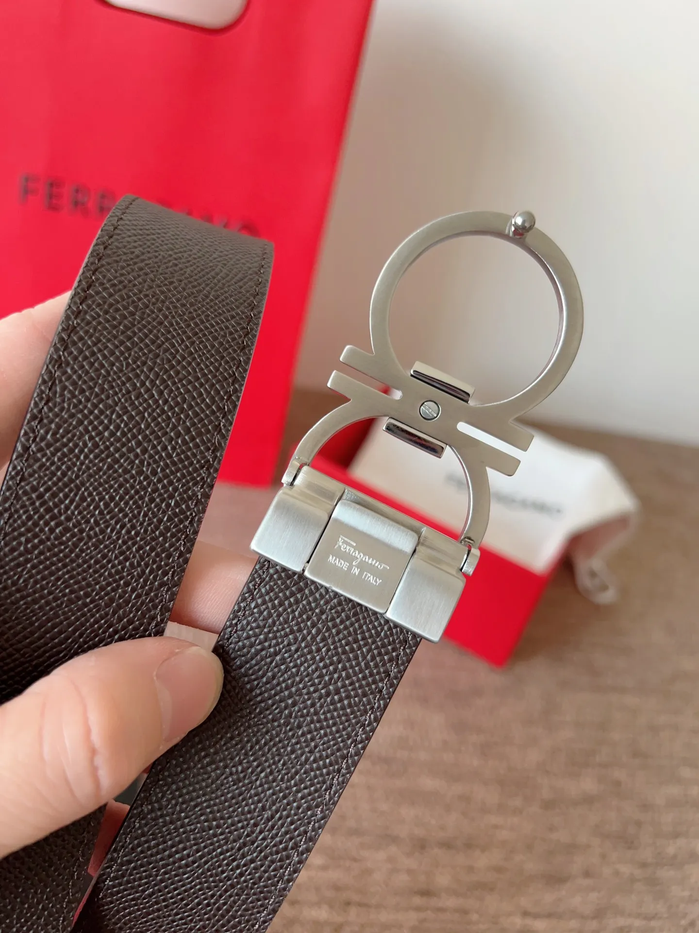 A Ferragamo belt that will never go out of style after several years of use, with original leather, high-quality buckles and brand new packaging. 💰760
