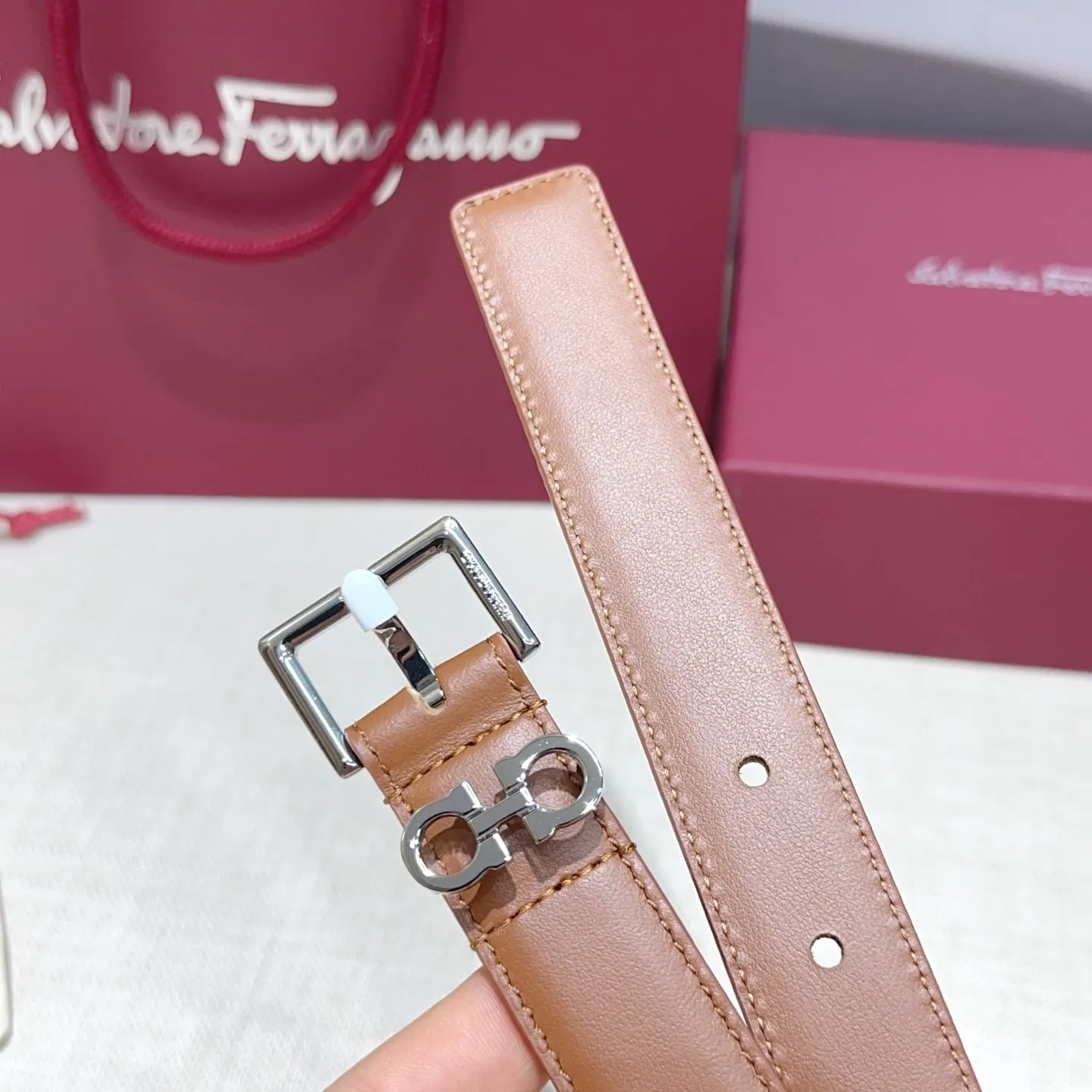💰460💰Full set of packaging💰 💍Purchase level Ferragamo⚡️🌹Women's belt Width 2.5cm Double-sided first layer imported cowhide Copper five-pin buckle Original mold customization Length 75-105 Euro