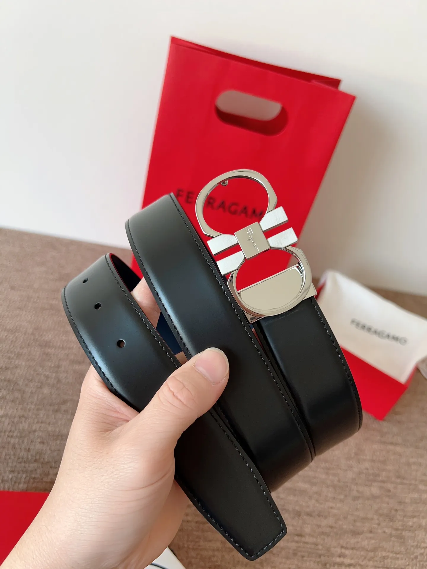 A Ferragamo belt that will never go out of style after several years of use, with original leather, high-quality buckles and brand new packaging. 💰760