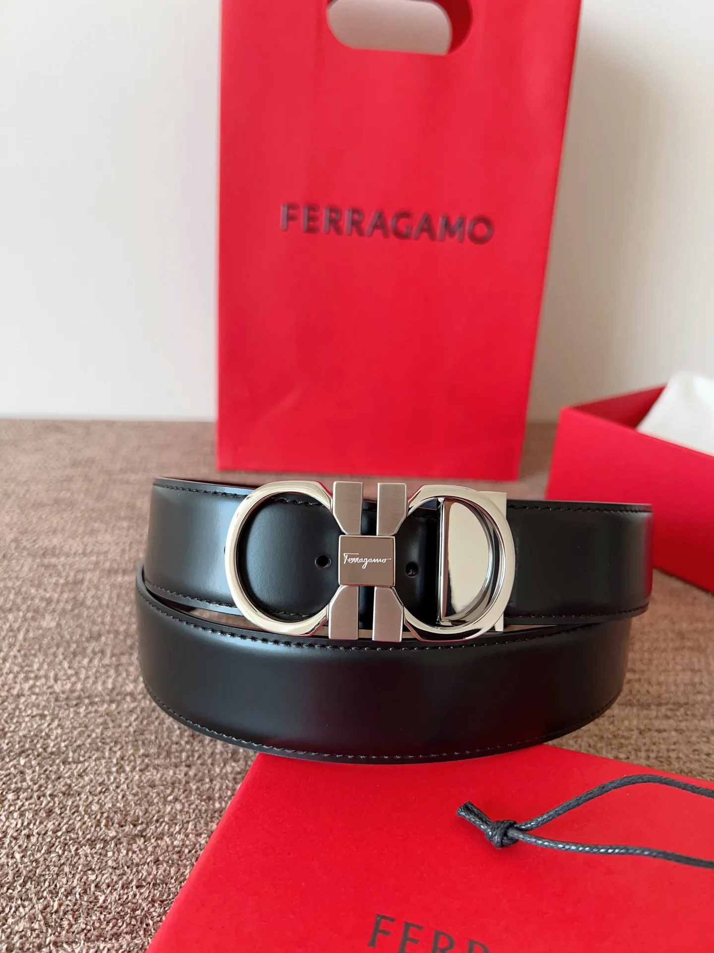 A Ferragamo belt that will never go out of style after several years of use, with original leather, high-quality buckles and brand new packaging. 💰760