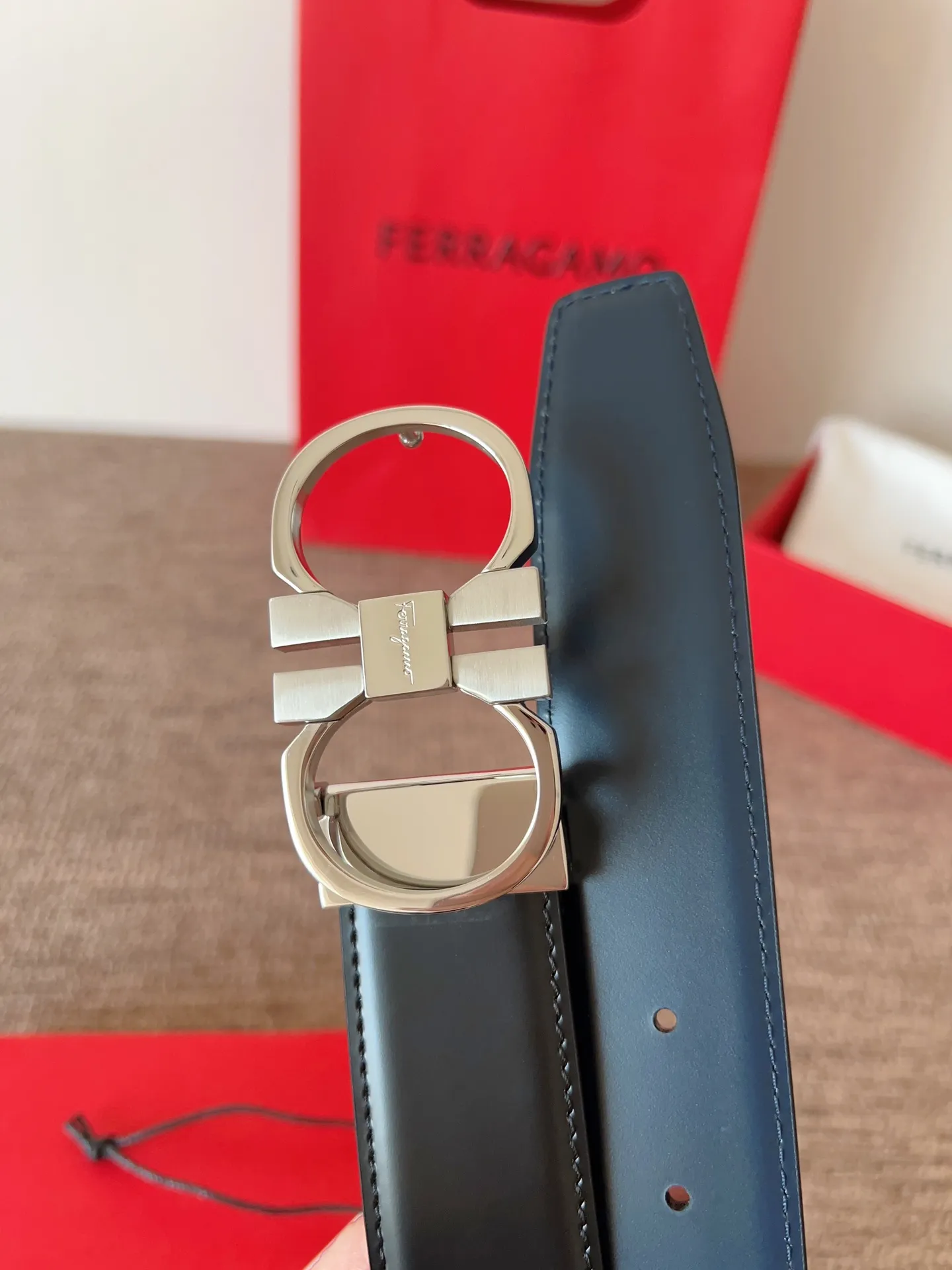 A Ferragamo belt that will never go out of style after several years of use, with original leather, high-quality buckles and brand new packaging. 💰760