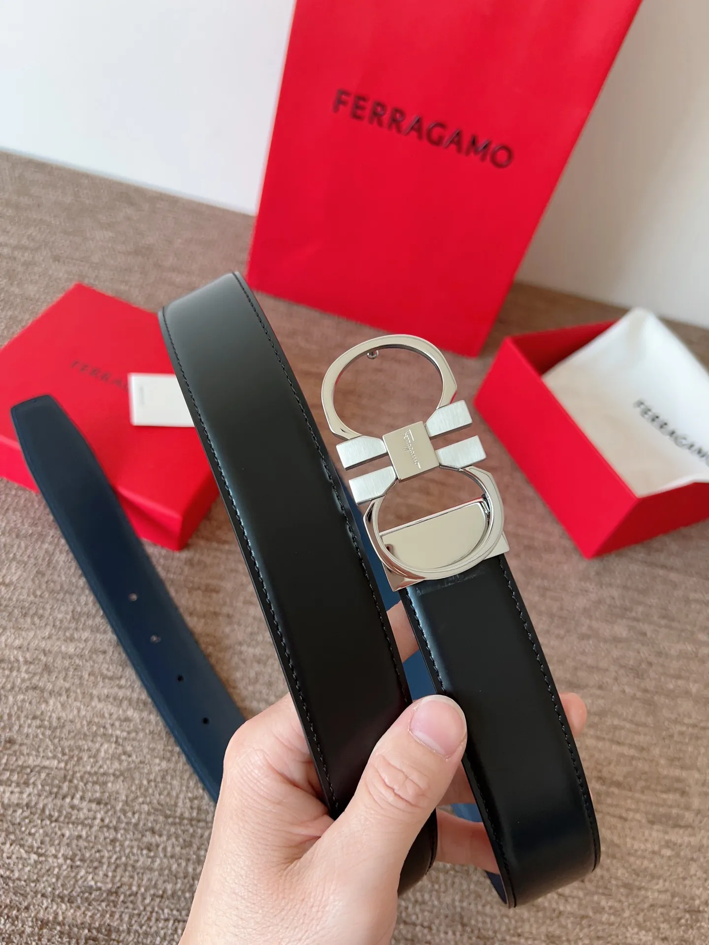 A Ferragamo belt that will never go out of style after several years of use, with original leather, high-quality buckles and brand new packaging. 💰760