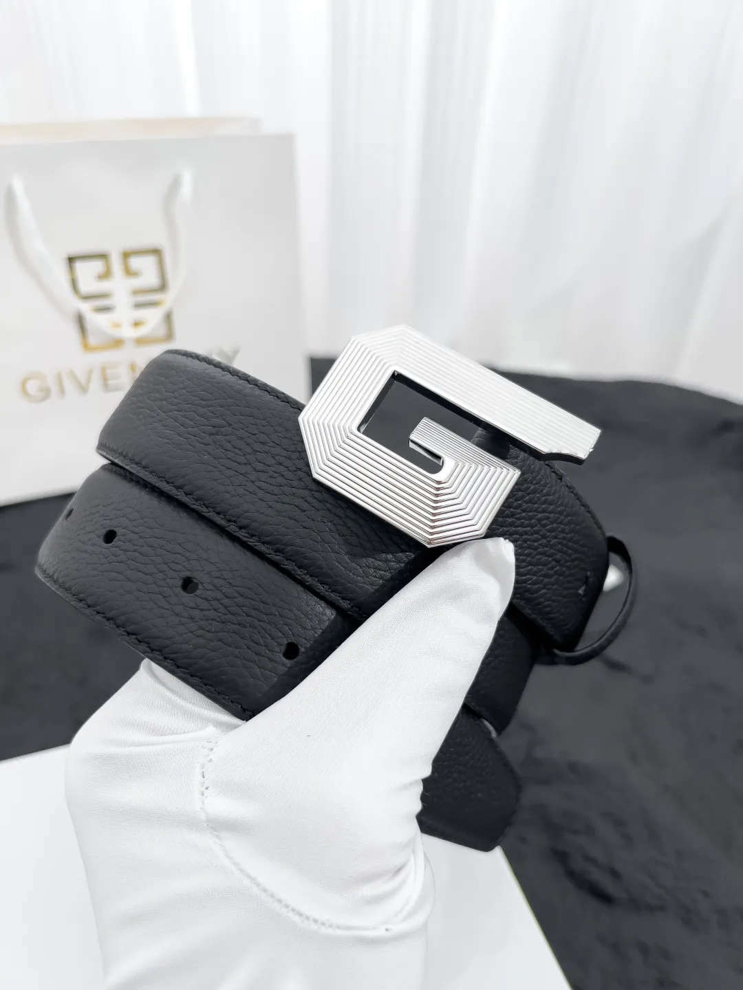 💰520💰Full package💰 💍Purchasing-grade Givenchy⚡️🌹Latest style with width 3.5CM. Double-sided pebbled first-layer calfskin, paired with pure Italian gold imported bottom leather, sewn with hand-waxed thread. Pure copper buckle (three colors available), fine workmanship, quality goods.
