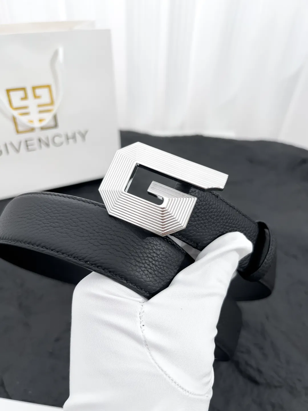 💰520💰Full package💰 💍Purchasing-grade Givenchy⚡️🌹Latest style with width 3.5CM. Double-sided pebbled first-layer calfskin, paired with pure Italian gold imported bottom leather, sewn with hand-waxed thread. Pure copper buckle (three colors available), fine workmanship, quality goods.