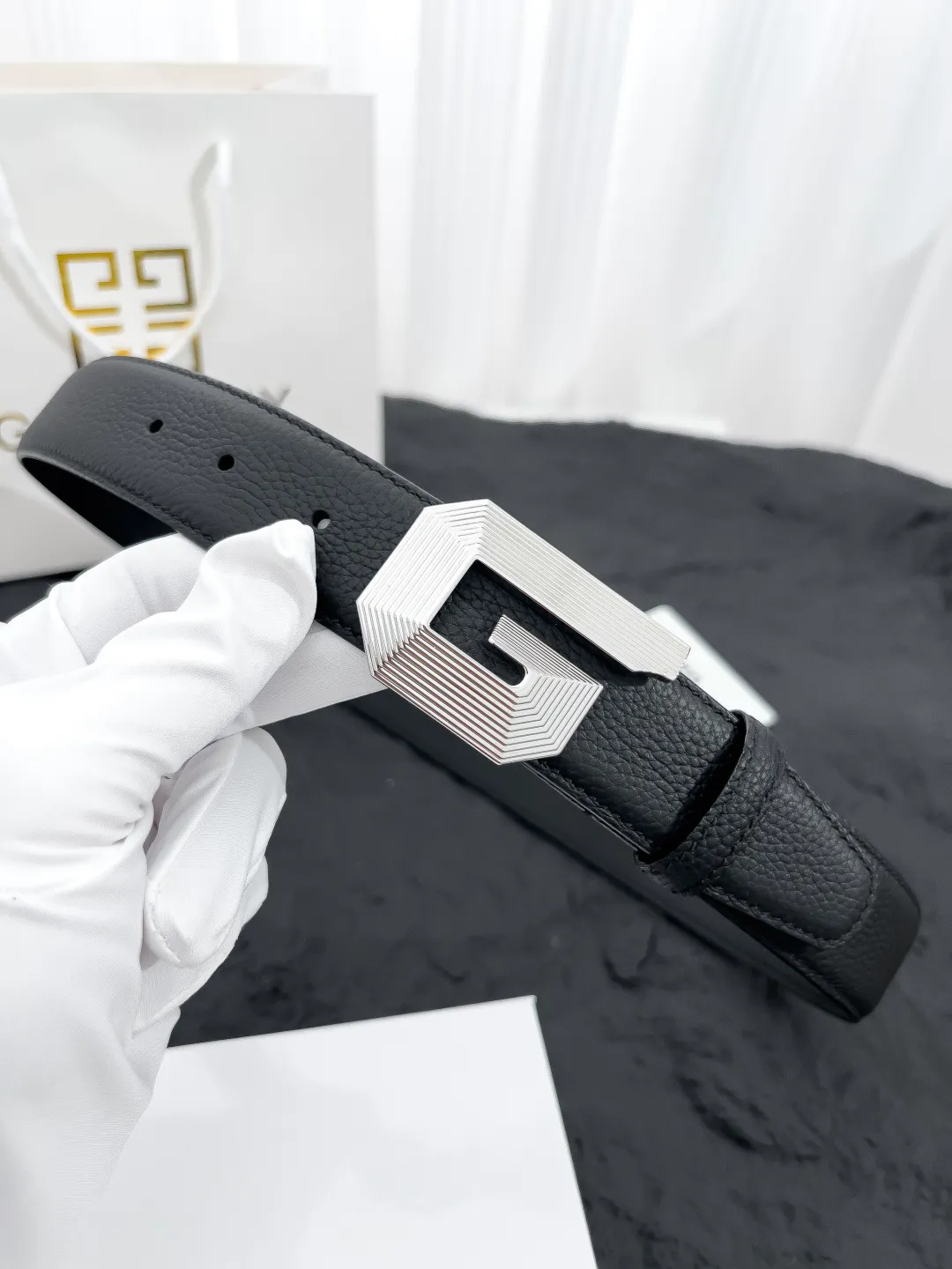 💰520💰Full package💰 💍Purchasing-grade Givenchy⚡️🌹Latest style with width 3.5CM. Double-sided pebbled first-layer calfskin, paired with pure Italian gold imported bottom leather, sewn with hand-waxed thread. Pure copper buckle (three colors available), fine workmanship, quality goods.