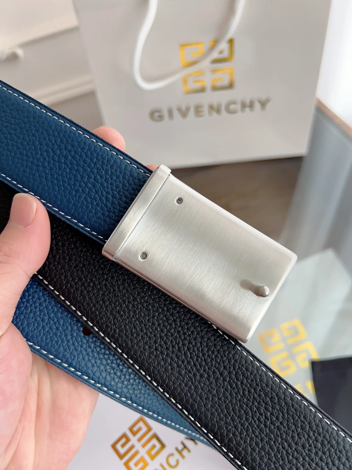 💰480💰Full package💰 💍Purchase level Givenchy⚡️🌹Width 3.8cm Double-sided top layer togo pebbled pattern Soft leather⚡️🌹Double-sided available, fine workmanship, good quality⚡️🌹Stainless steel buckle (gold silver) code size 100-125cm