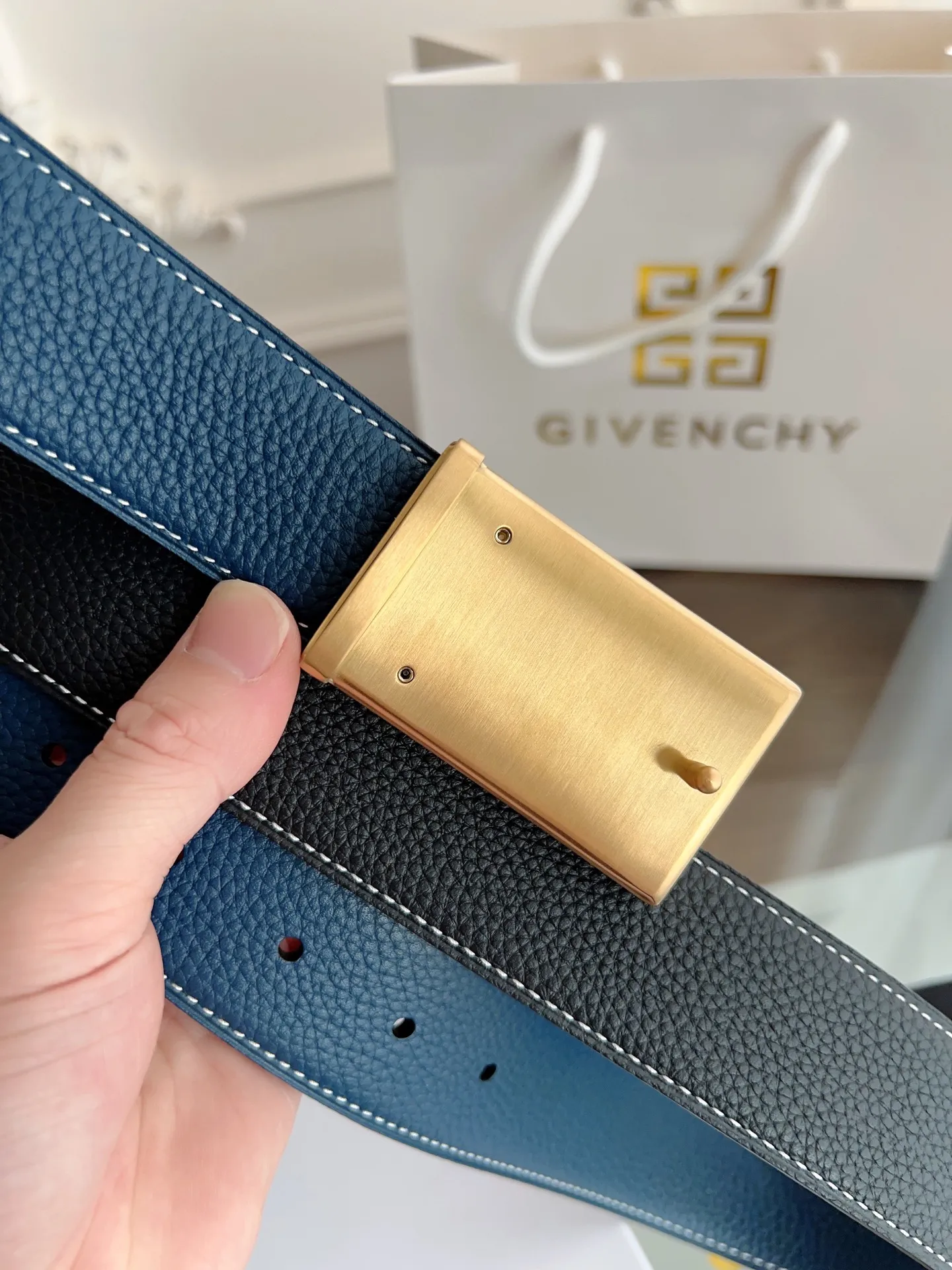 💰480💰Full package💰 💍Purchase level Givenchy⚡️🌹Width 3.8cm Double-sided top layer togo pebbled pattern Soft leather⚡️🌹Double-sided available, fine workmanship, good quality⚡️🌹Stainless steel buckle (gold silver) code size 100-125cm