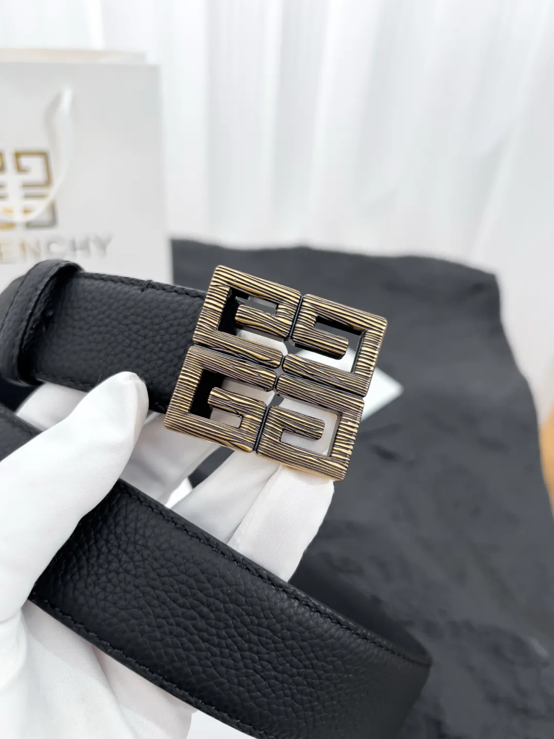 💰520💰Full package💰 💍Purchasing-grade Givenchy⚡️🌹Latest style with width 3.5CM. Double-sided pebbled first-layer calfskin, paired with pure Italian gold imported bottom leather, sewn with hand-waxed thread. Pure copper buckle (three colors available), fine workmanship, quality goods.