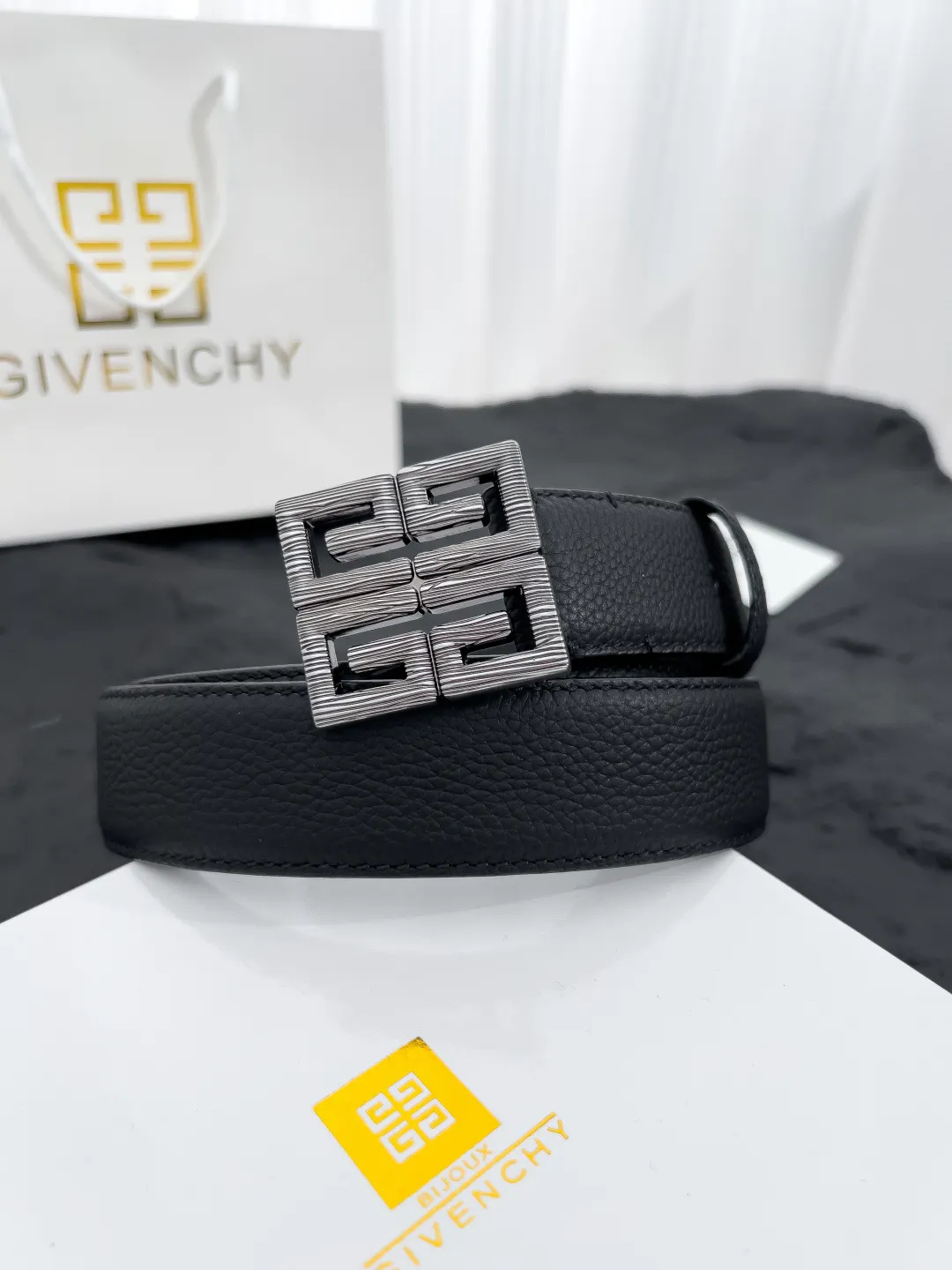💰520💰Full package💰 💍Purchasing-grade Givenchy⚡️🌹Latest style with width 3.5CM. Double-sided pebbled first-layer calfskin, paired with pure Italian gold imported bottom leather, sewn with hand-waxed thread. Pure copper buckle (three colors available), fine workmanship, quality goods.