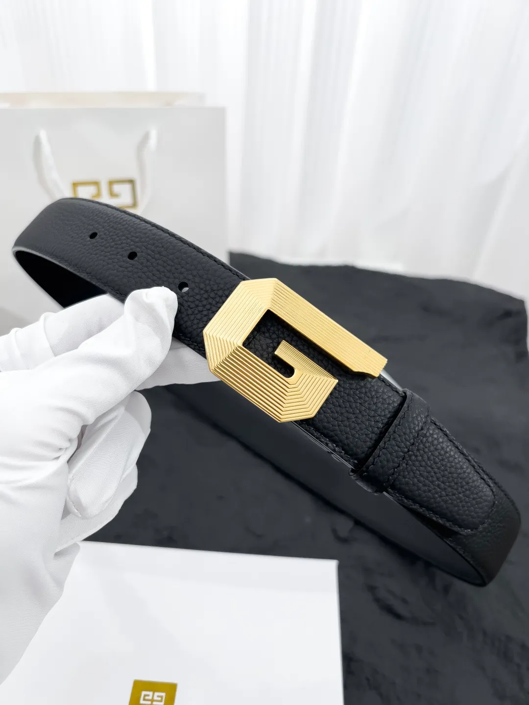💰520💰Full package💰 💍Purchasing-grade Givenchy⚡️🌹Latest style with width 3.5CM. Double-sided pebbled first-layer calfskin, paired with pure Italian gold imported bottom leather, sewn with hand-waxed thread. Pure copper buckle (three colors available), fine workmanship, quality goods.
