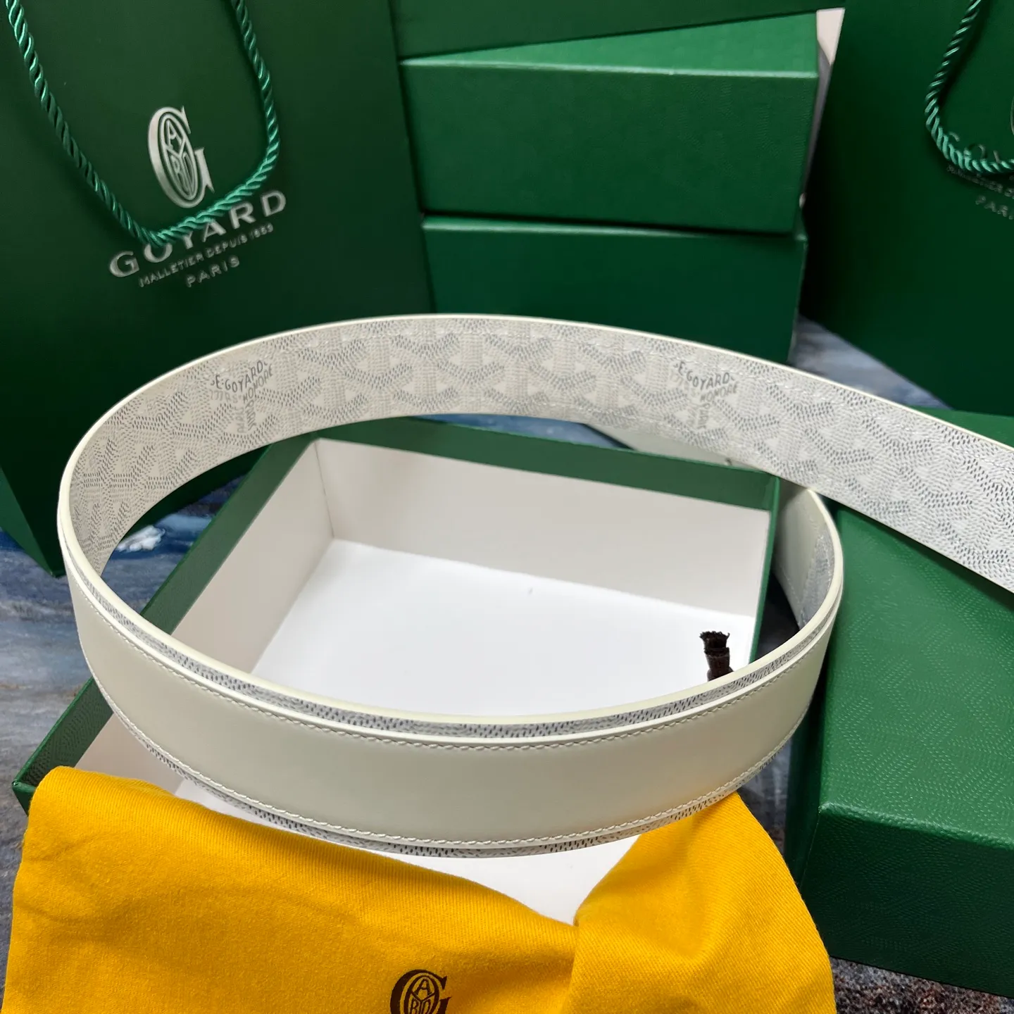 💰520💰Full package💰 💍Purchase level Goya belt is low-key luxury 🎈Width 4.0 Made of imported first-layer cowhide and dogtooth coated canvas The leather is soft and durable Handmade Pay attention to details Fine stitching Smooth edges Classic design Versatility Suitable for various occasions