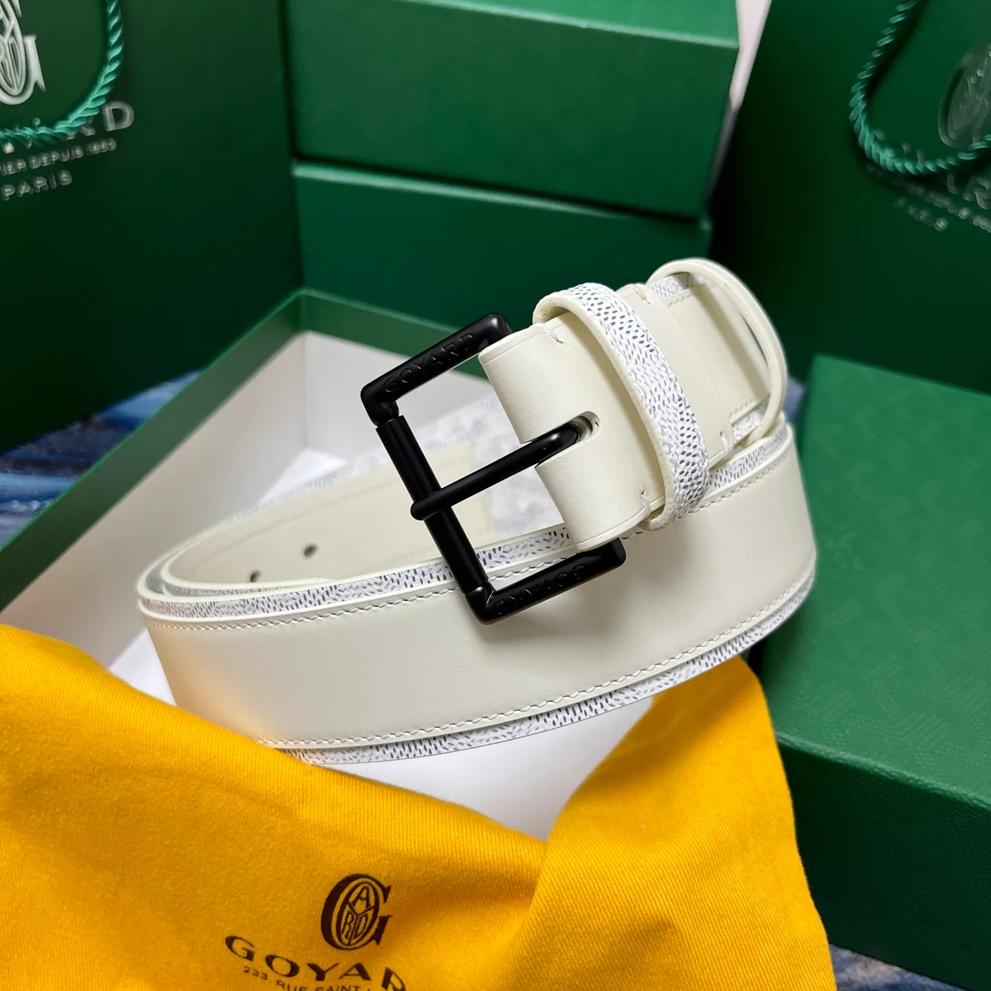 💰520💰Full package💰 💍Purchase level Goya belt is low-key luxury 🎈Width 4.0 Made of imported first-layer cowhide and dogtooth coated canvas The leather is soft and durable Handmade Pay attention to details Fine stitching Smooth edges Classic design Versatility Suitable for various occasions