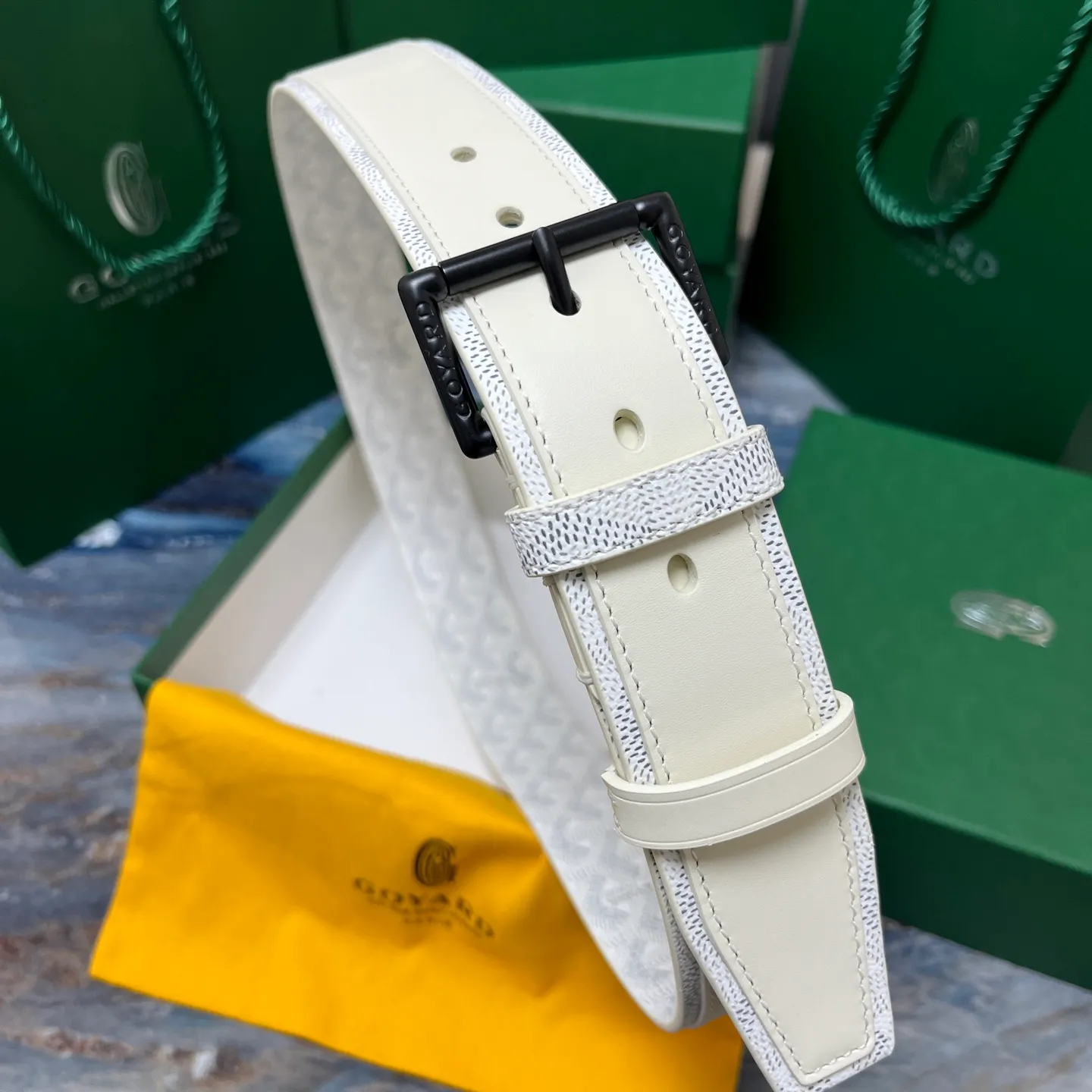 💰520💰Full package💰 💍Purchase level Goya belt is low-key luxury 🎈Width 4.0 Made of imported first-layer cowhide and dogtooth coated canvas The leather is soft and durable Handmade Pay attention to details Fine stitching Smooth edges Classic design Versatility Suitable for various occasions