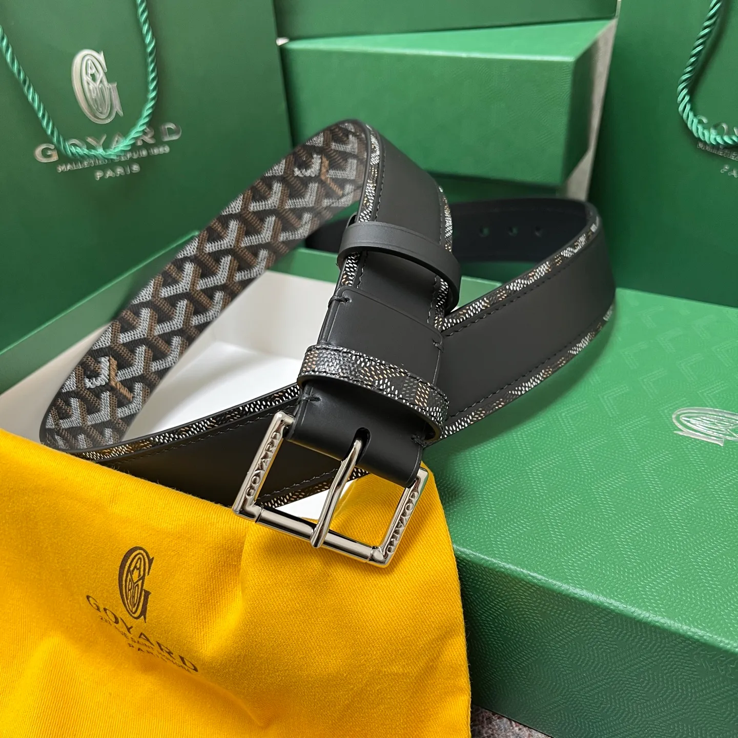 💰520💰Full package💰 💍Purchase level Goya belt is low-key luxury 🎈Width 4.0 Made of imported first-layer cowhide and dogtooth coated canvas The leather is soft and durable Handmade Pay attention to details Fine stitching Smooth edges Classic design Versatility Suitable for various occasions