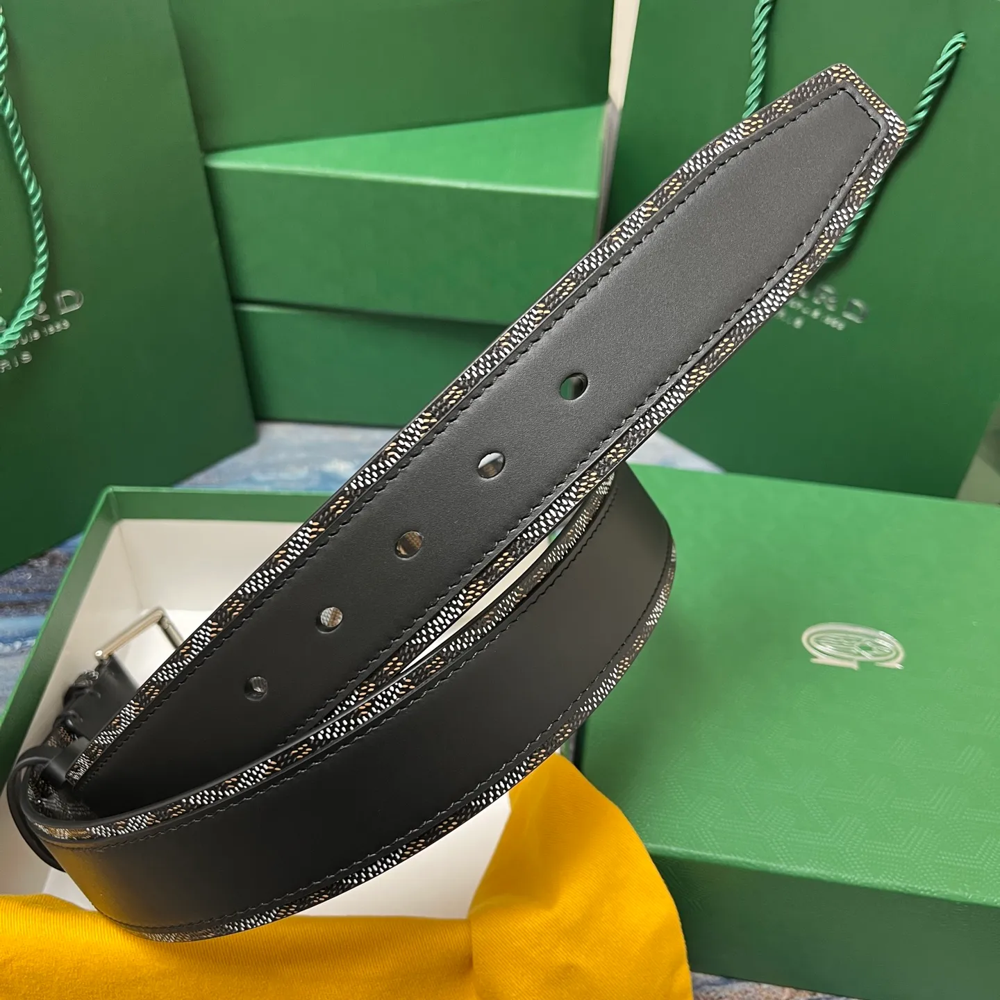 💰520💰Full package💰 💍Purchase level Goya belt is low-key luxury 🎈Width 4.0 Made of imported first-layer cowhide and dogtooth coated canvas The leather is soft and durable Handmade Pay attention to details Fine stitching Smooth edges Classic design Versatility Suitable for various occasions