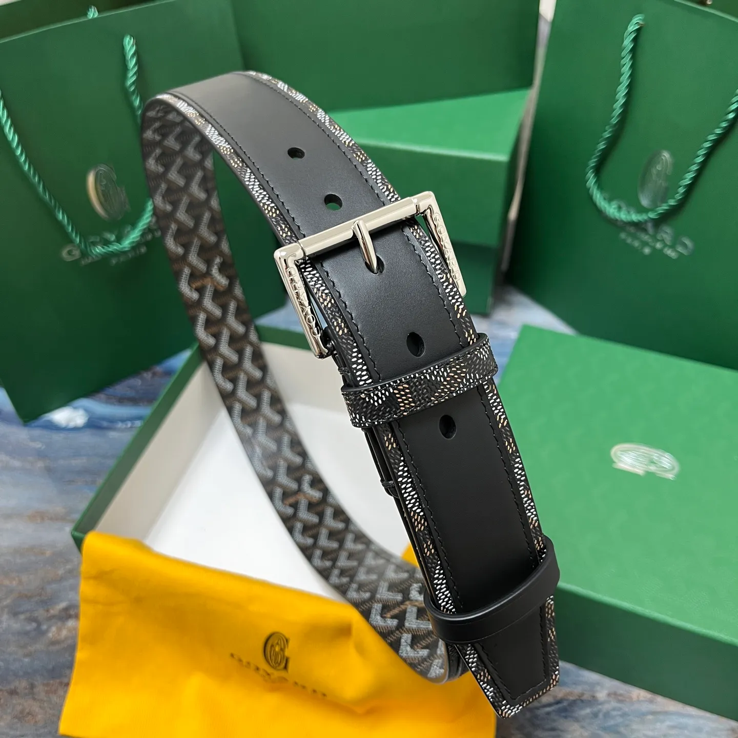 💰520💰Full package💰 💍Purchase level Goya belt is low-key luxury 🎈Width 4.0 Made of imported first-layer cowhide and dogtooth coated canvas The leather is soft and durable Handmade Pay attention to details Fine stitching Smooth edges Classic design Versatility Suitable for various occasions