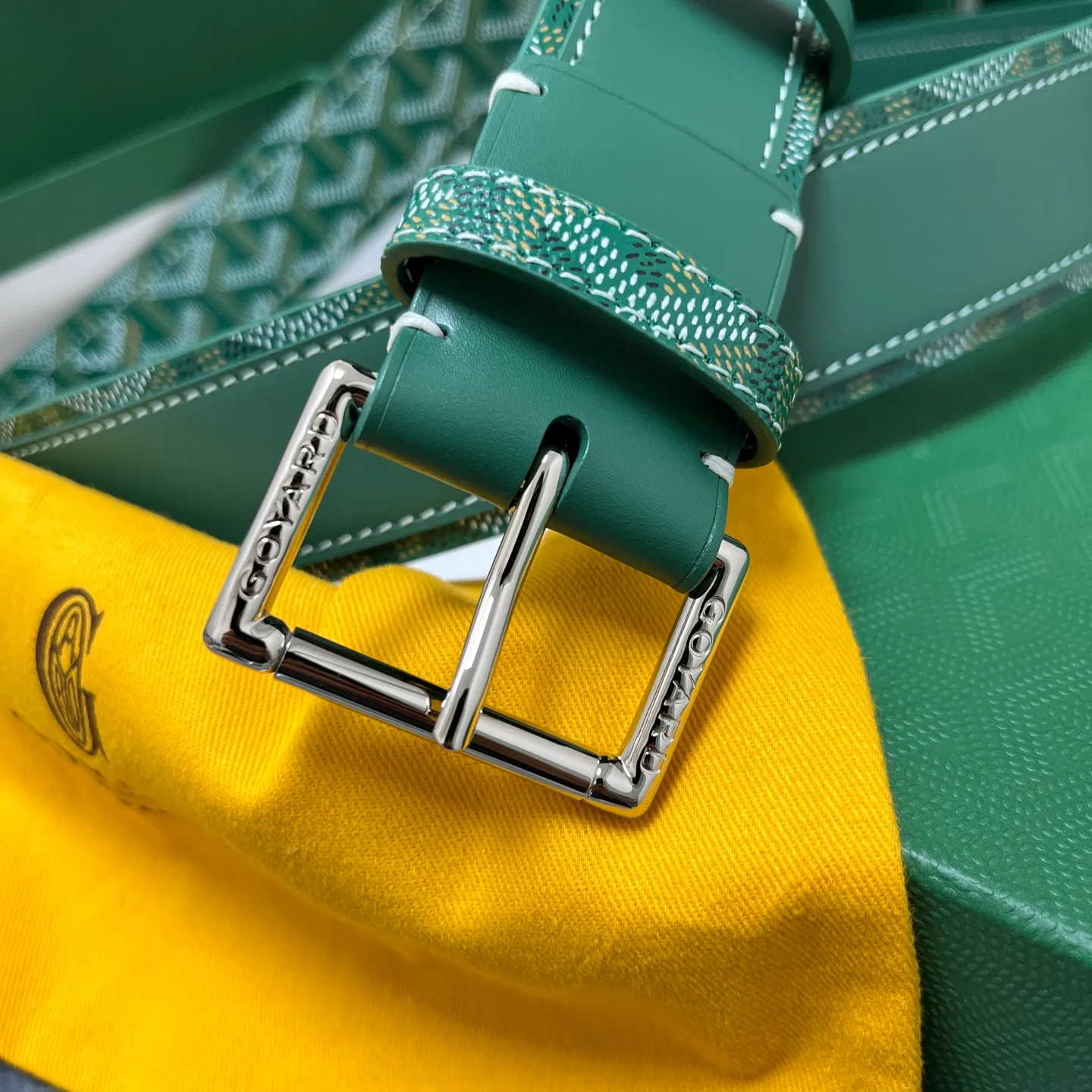 💰520💰Full package💰 💍Purchase level Goya belt is low-key luxury 🎈Width 4.0 Made of imported first-layer cowhide and dogtooth coated canvas The leather is soft and durable Handmade Pay attention to details Fine stitching Smooth edges Classic design Versatility Suitable for various occasions