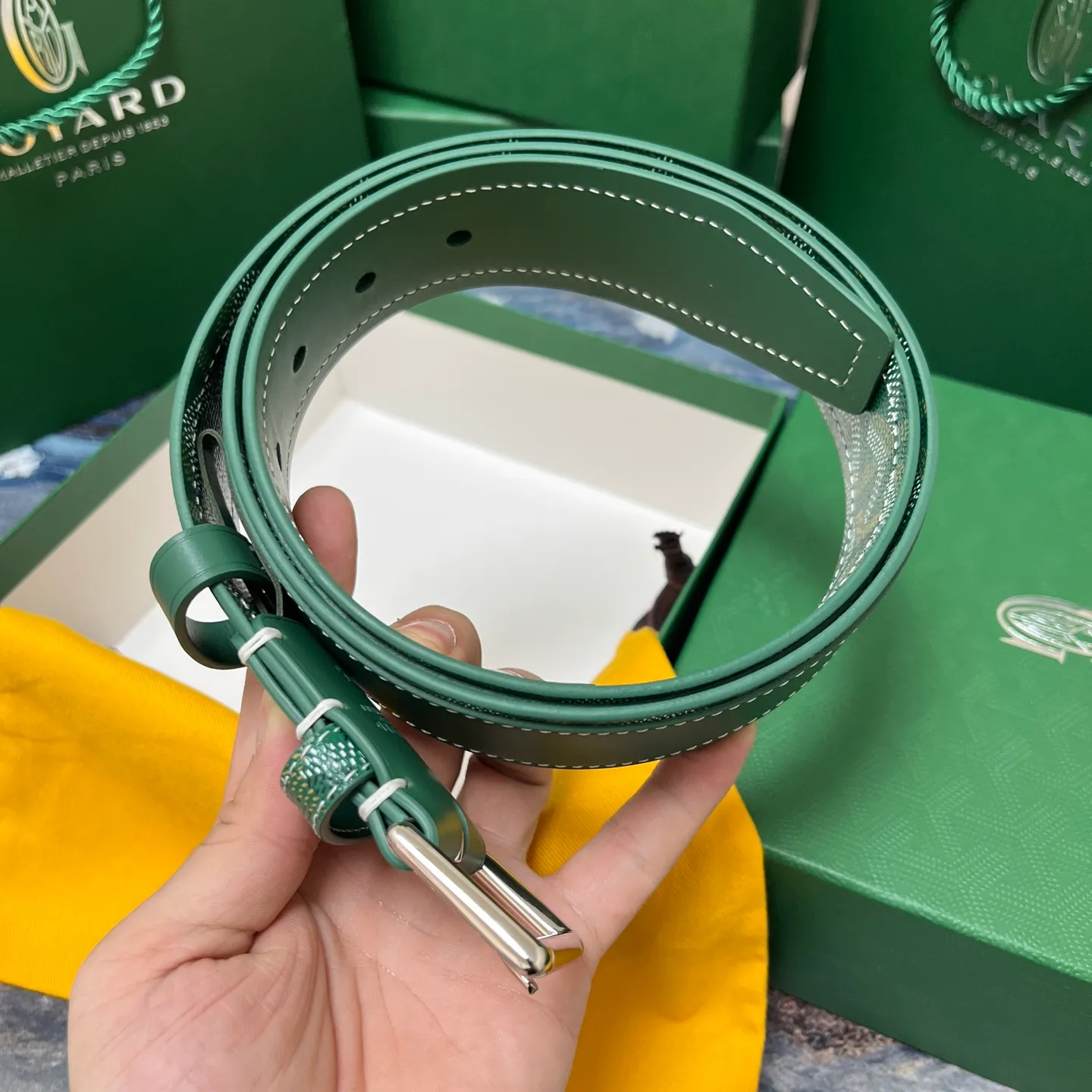 💰520💰Full package💰 💍Purchase level Goya belt is low-key luxury 🎈Width 4.0 Made of imported first-layer cowhide and dogtooth coated canvas The leather is soft and durable Handmade Pay attention to details Fine stitching Smooth edges Classic design Versatility Suitable for various occasions