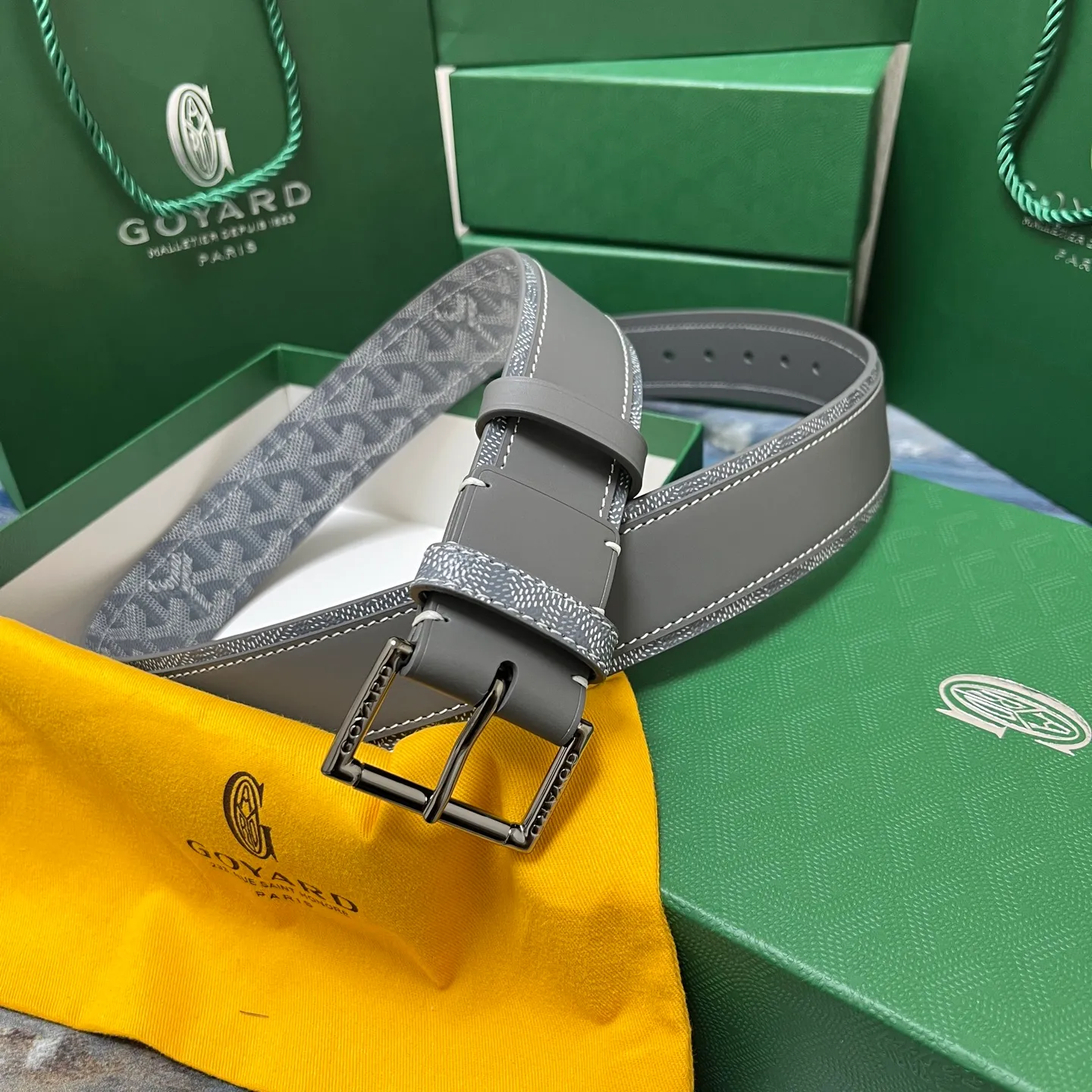 💰520💰Full package💰 💍Purchase level Goya belt is low-key luxury 🎈Width 4.0 Made of imported first-layer cowhide and dogtooth coated canvas The leather is soft and durable Handmade Pay attention to details Fine stitching Smooth edges Classic design Versatility Suitable for various occasions